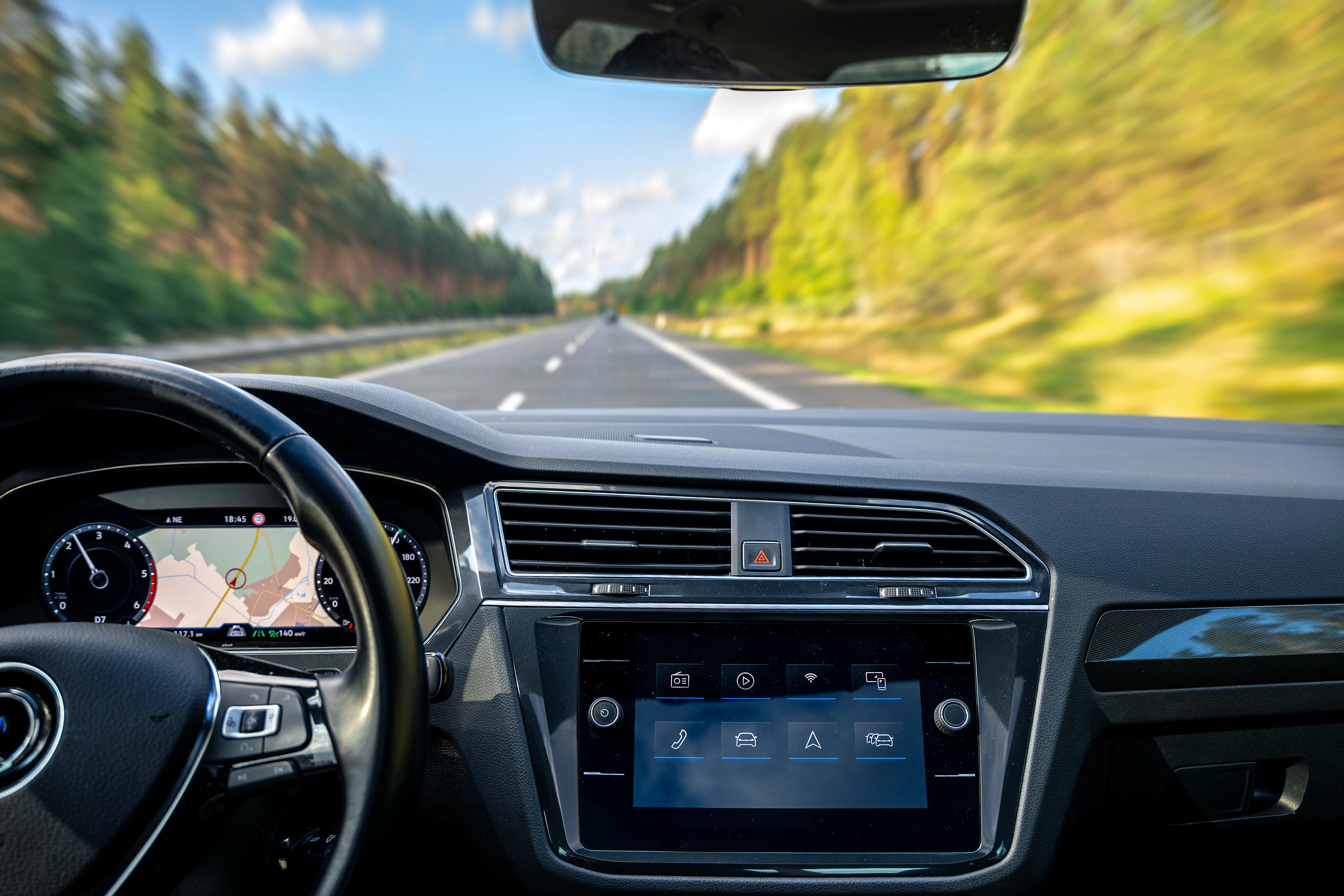 Digitales Cockpit mit Tachoanzeige und Navigation