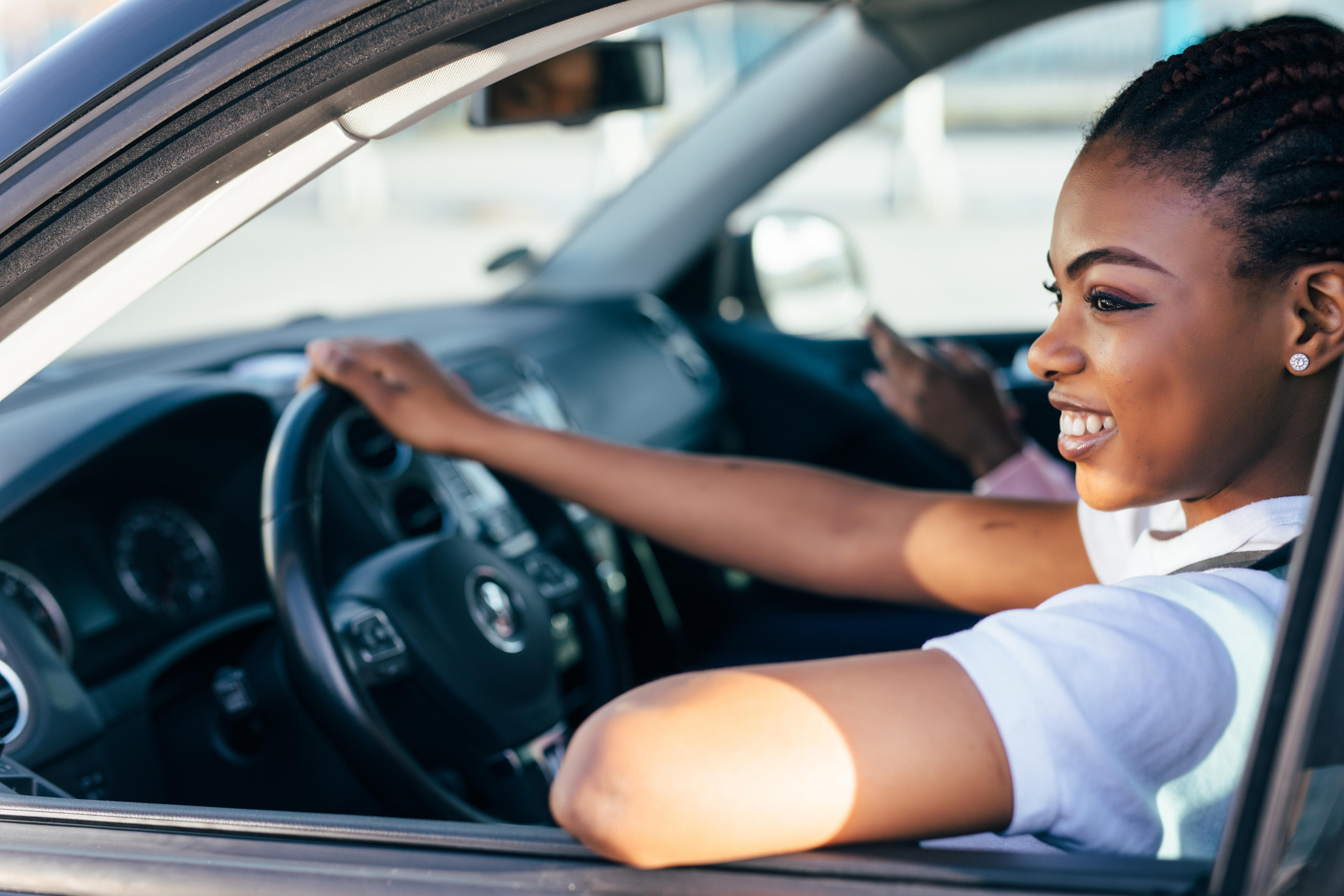 Frau sitzt lächelnd im Auto