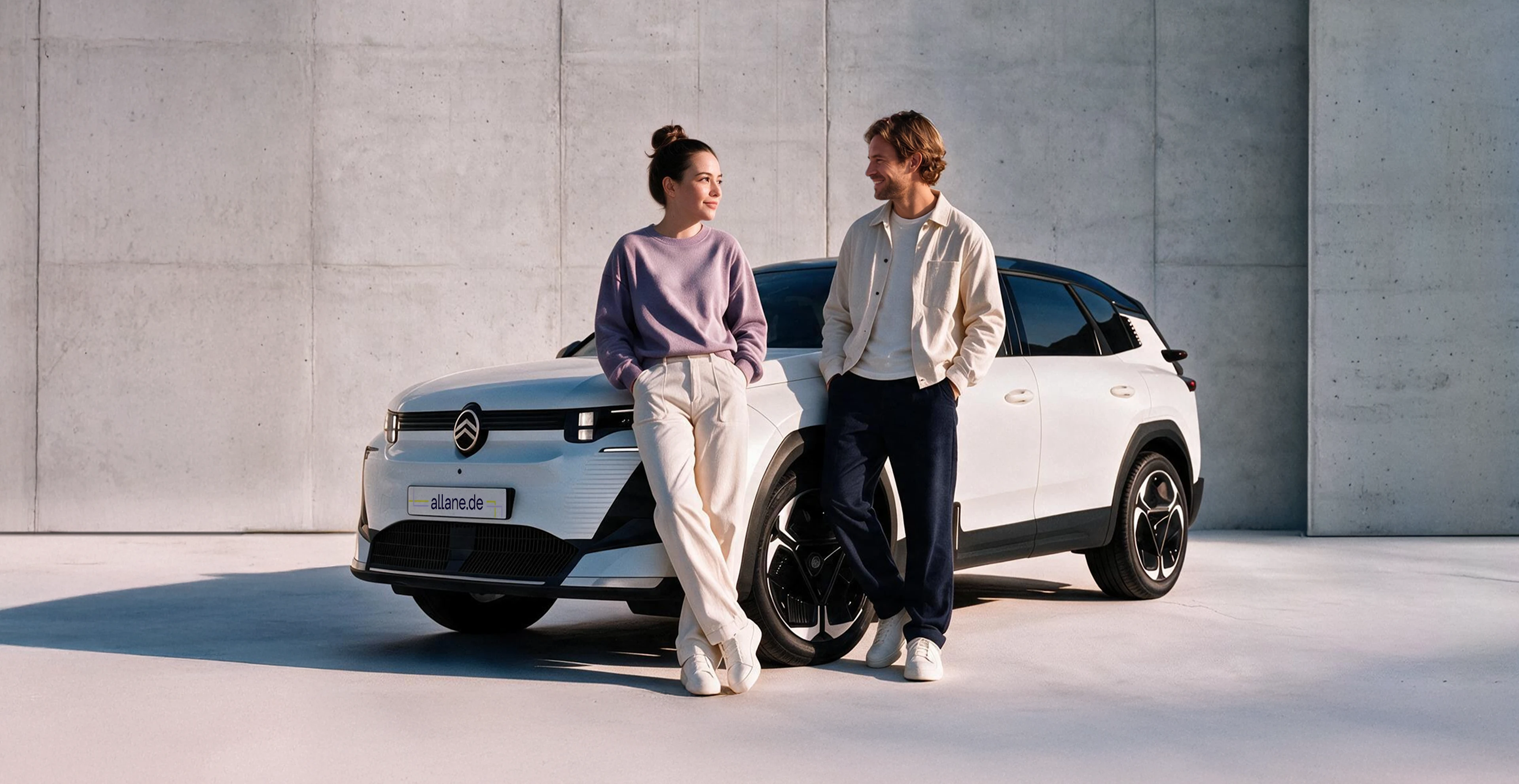 Refer a friend bei allane und sichert Euch beide eine Prämie.
Angelehnt an ein Auto stehen zwei Freunde und schauen sich an.