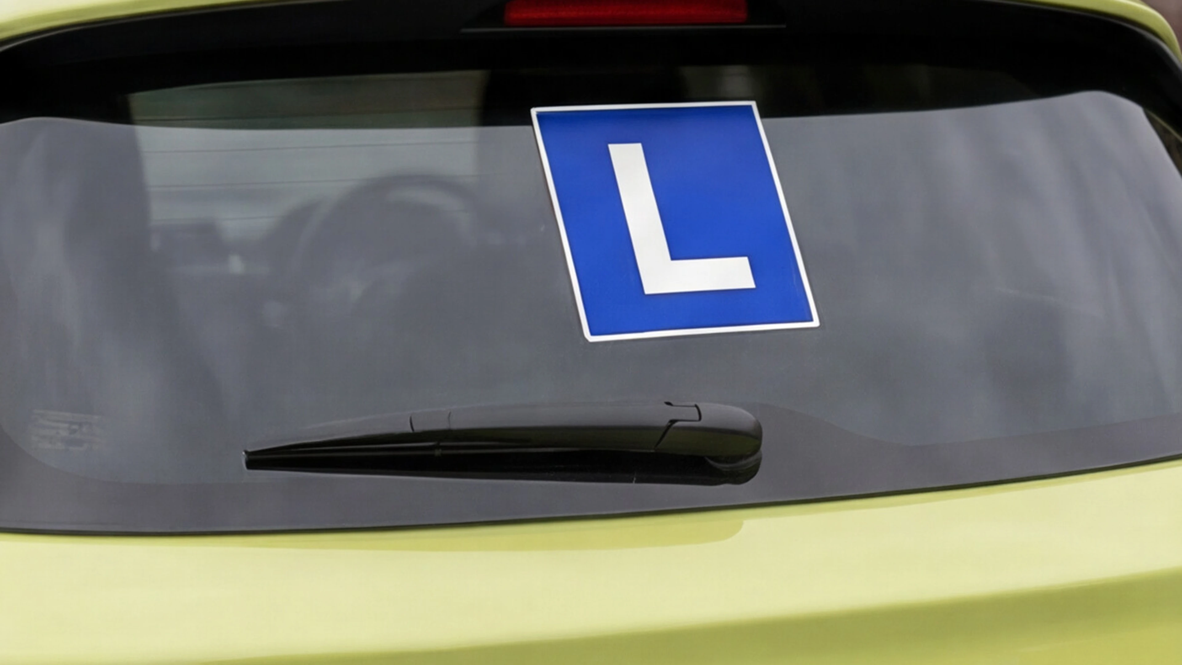 L-Schild auf der Heckscheibe eines Suzuki Swifts