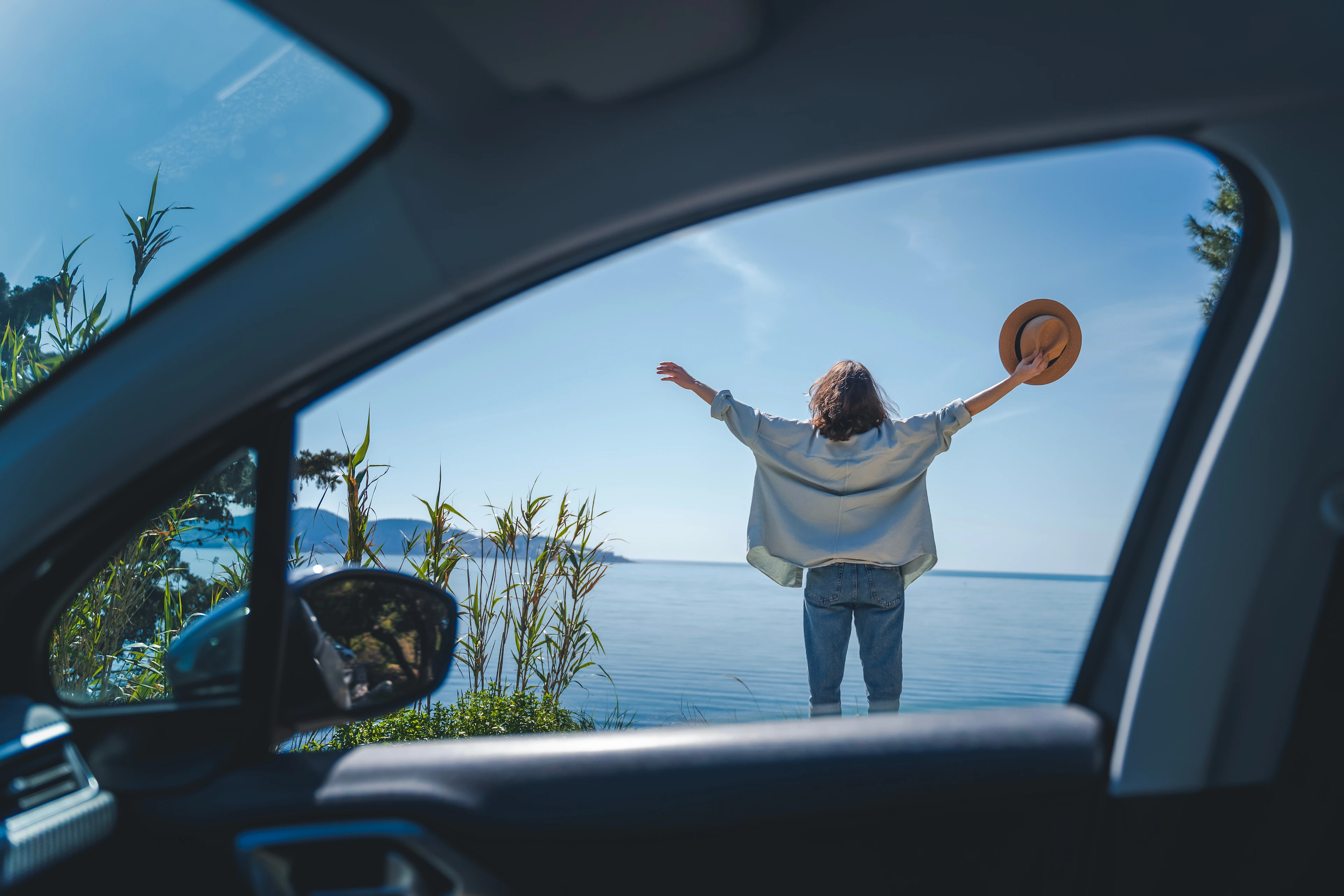 Frau steht am Meer