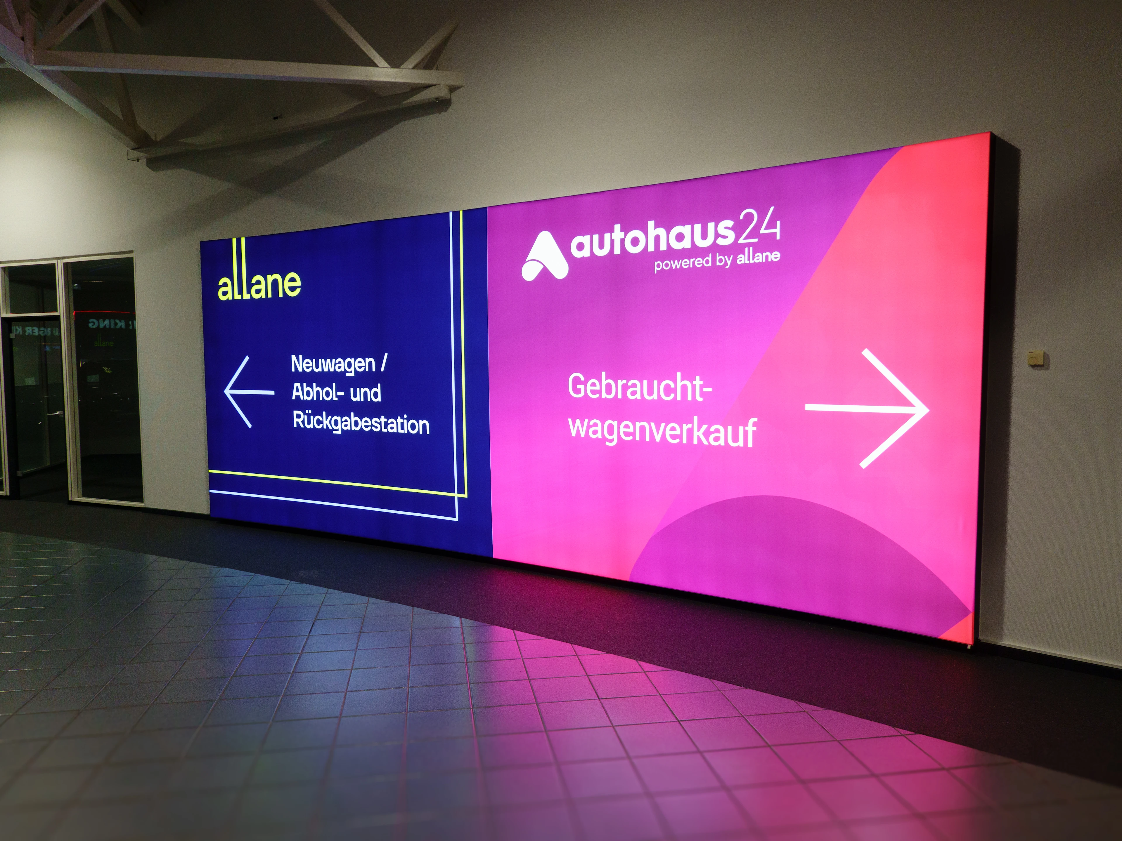 Innenansicht Wuppertal Autohaus24 Gebrauchtwagenverkauf und Allane Neuwagen Abholung- und Rückgabe