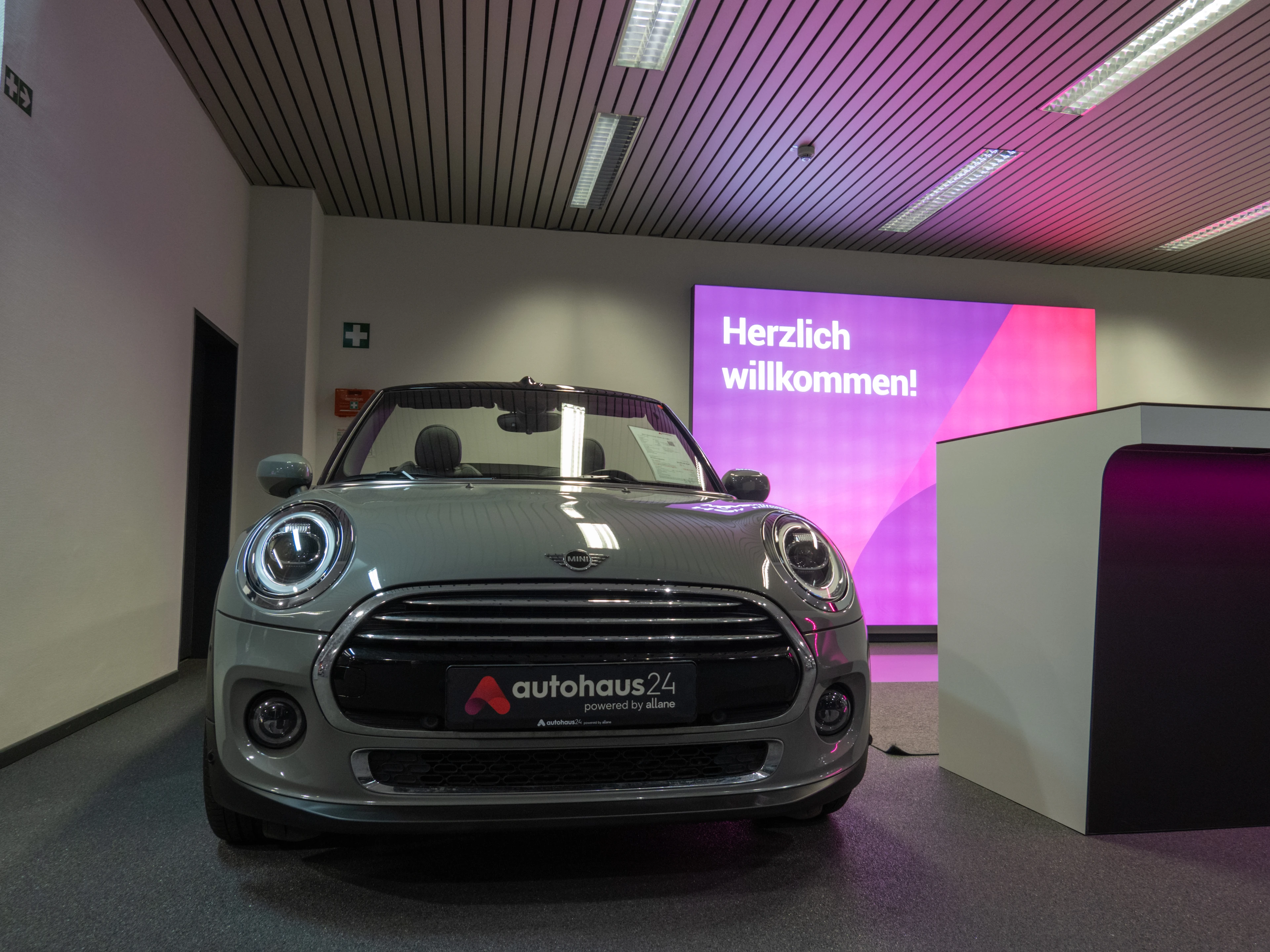 In der Ausstellung steht ein junger Gebrauchtwagen Mini Cabrio