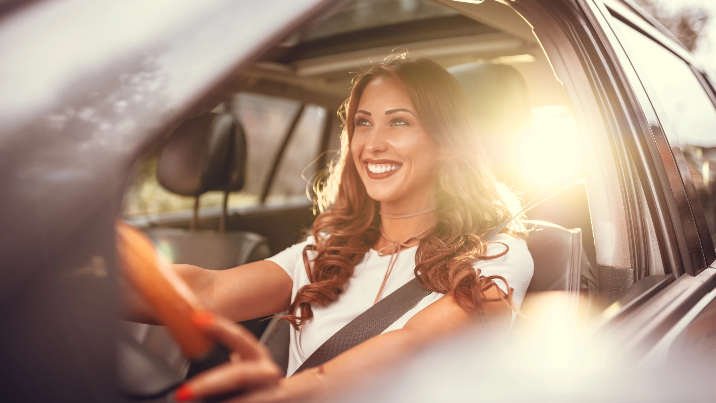 Eine Frau fährt Auto