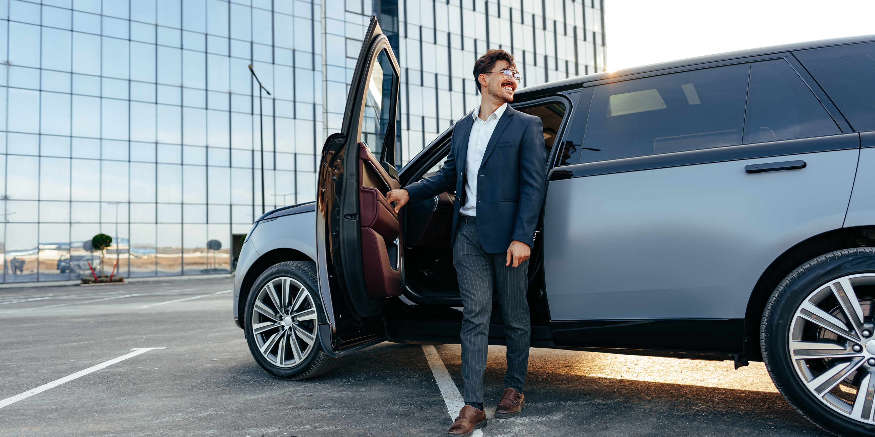 Man steigt aus einem silbernen SUV