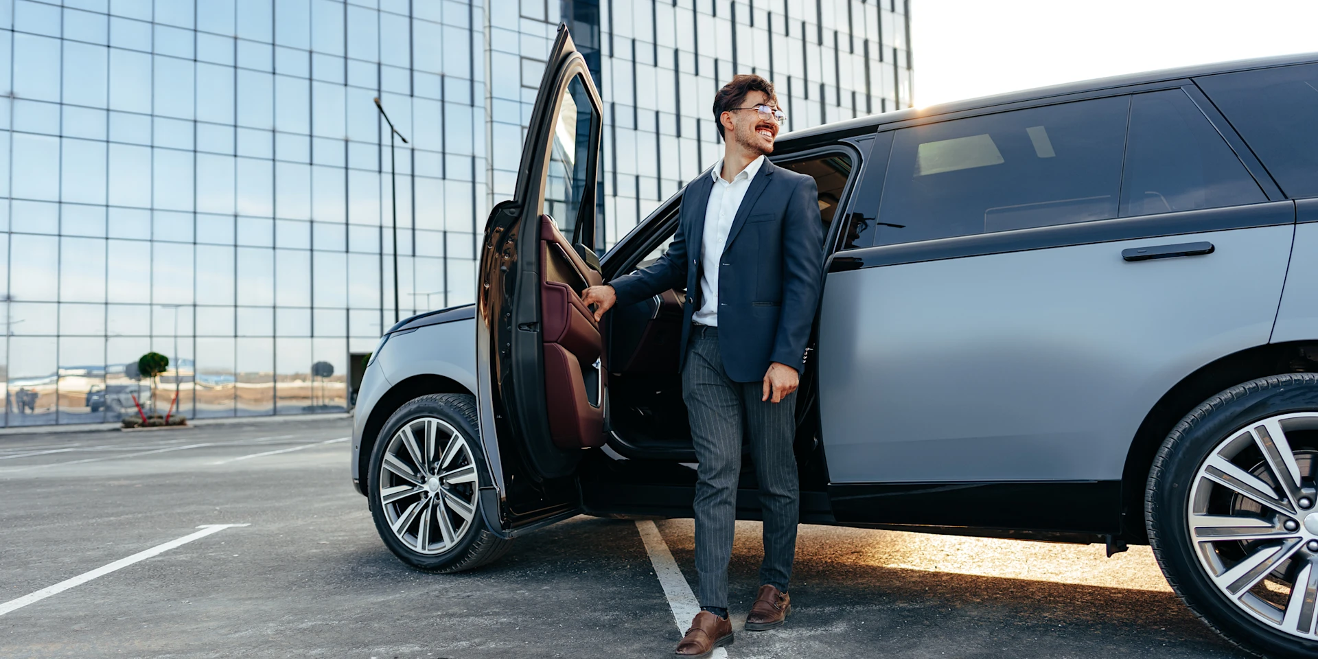 Man steigt aus einem silbernen SUV