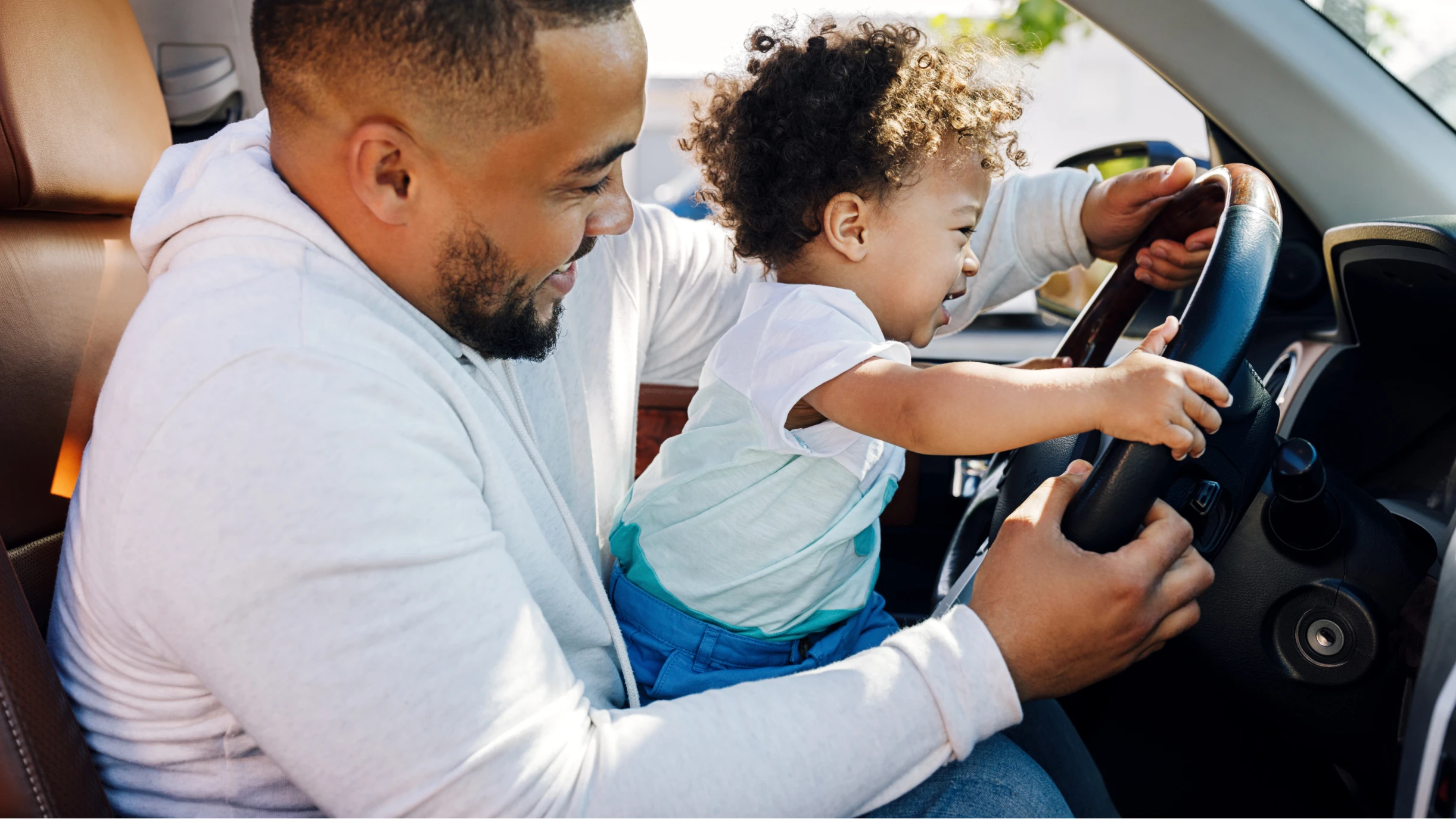 Mann mit Baby im Auto