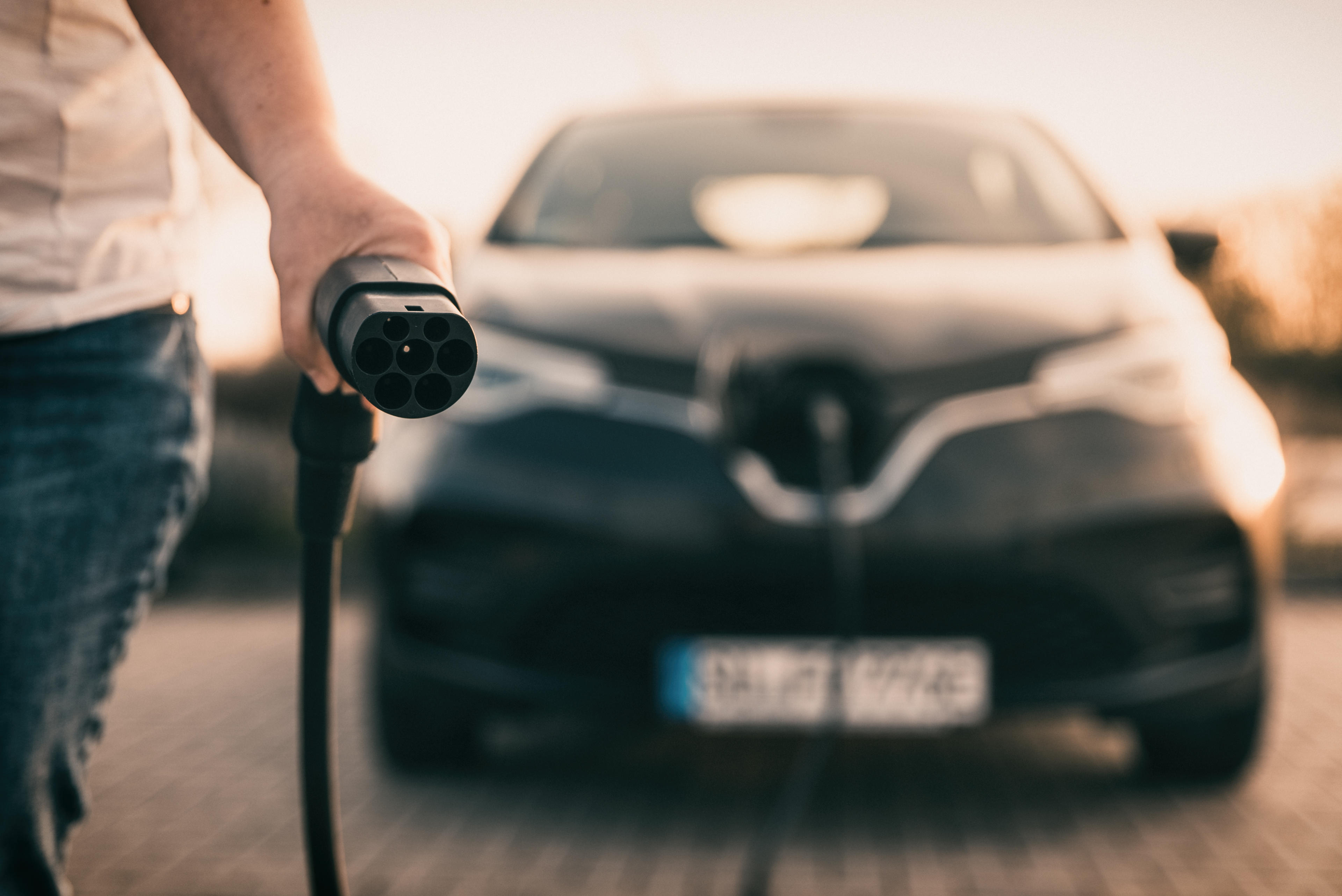 Mann beim Laden vom Elektroauto