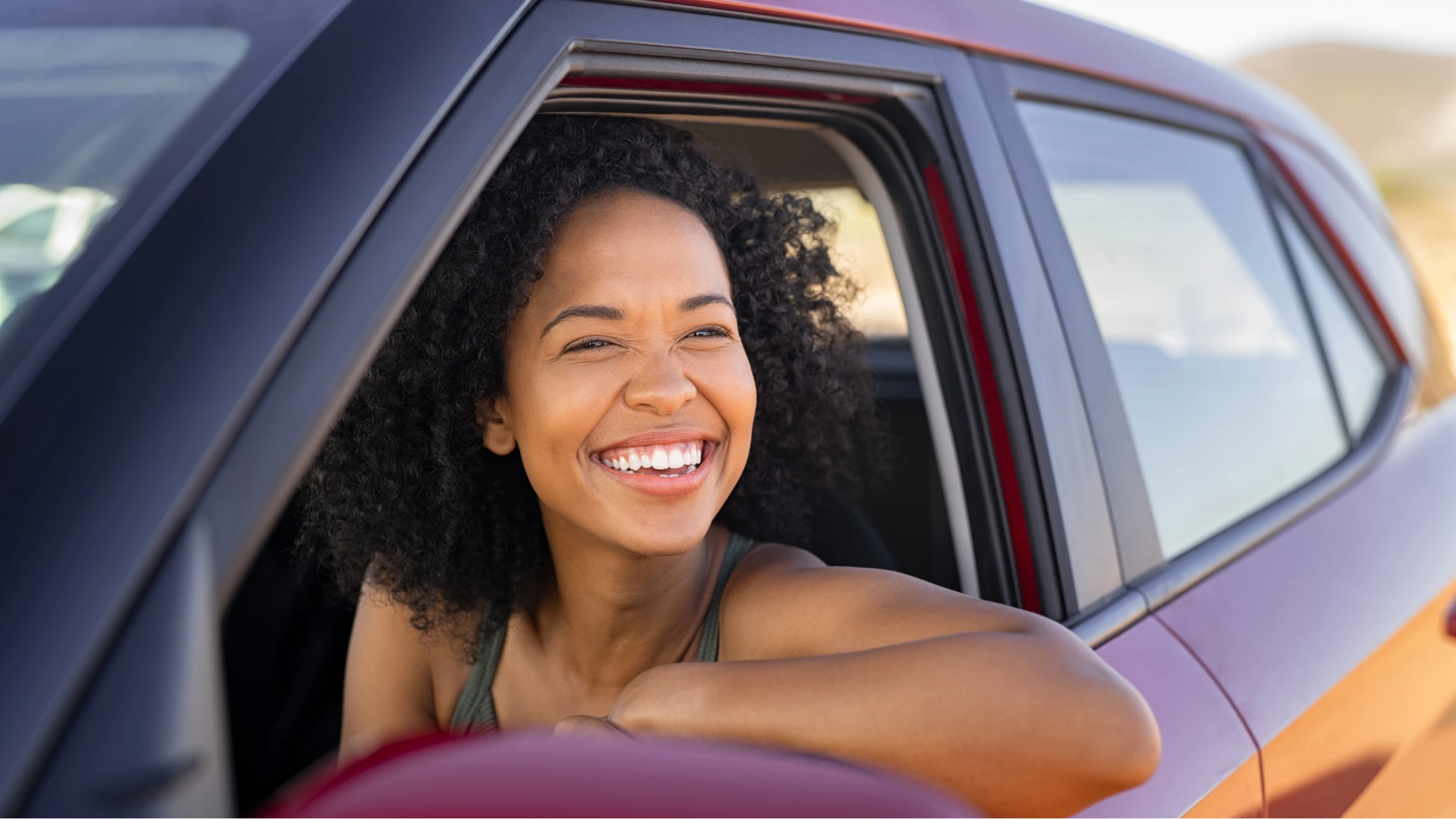 Frau im roten Auto