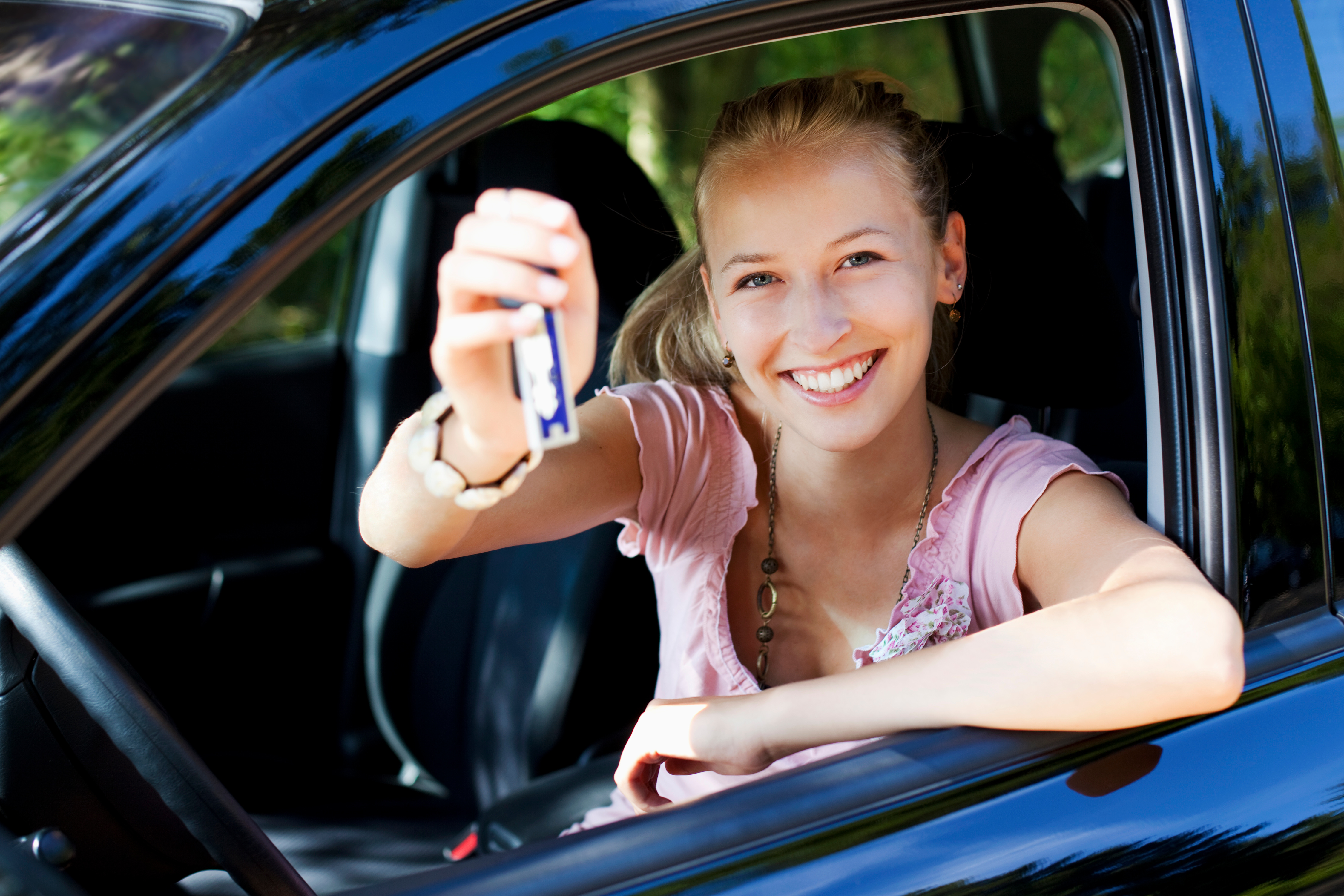 Junge Autofahrerin