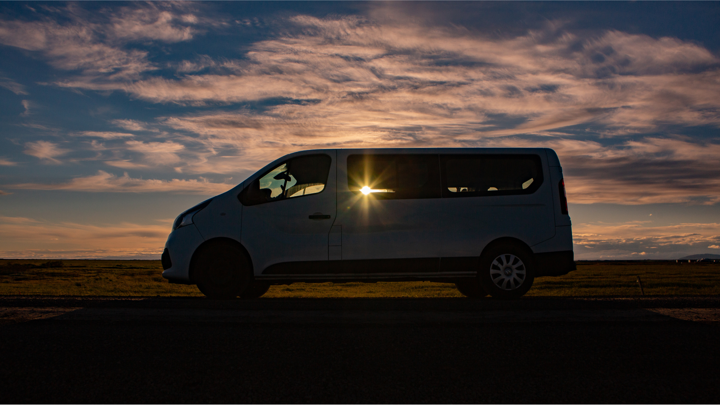 Bust steht auf einer Landstrasse im Sonnenlicht
