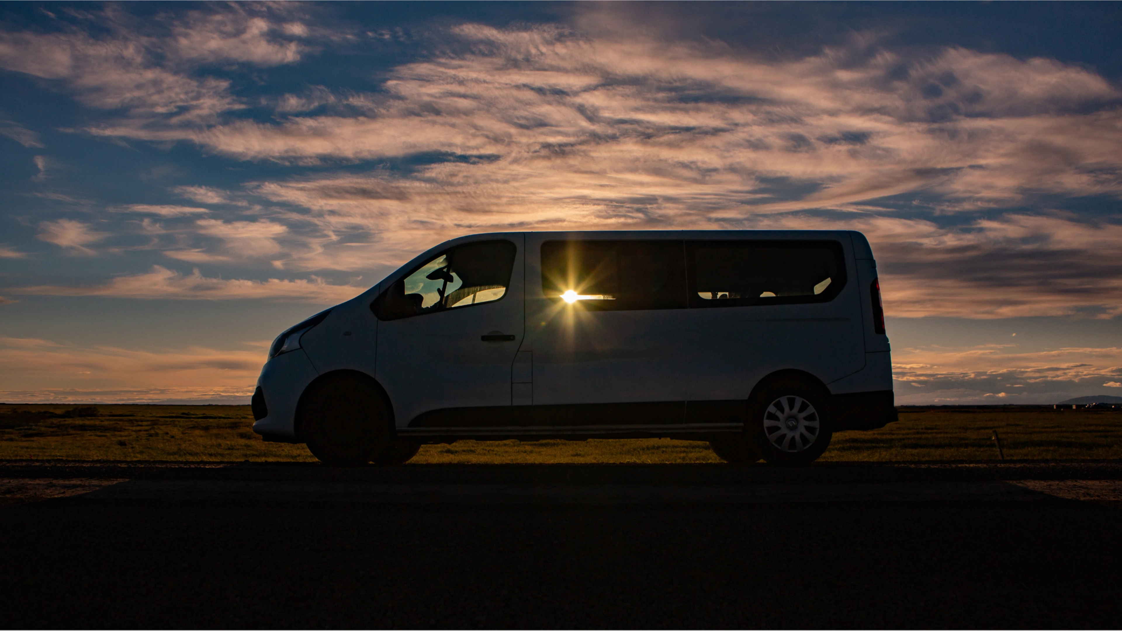 Bust steht auf einer Landstrasse im Sonnenlicht