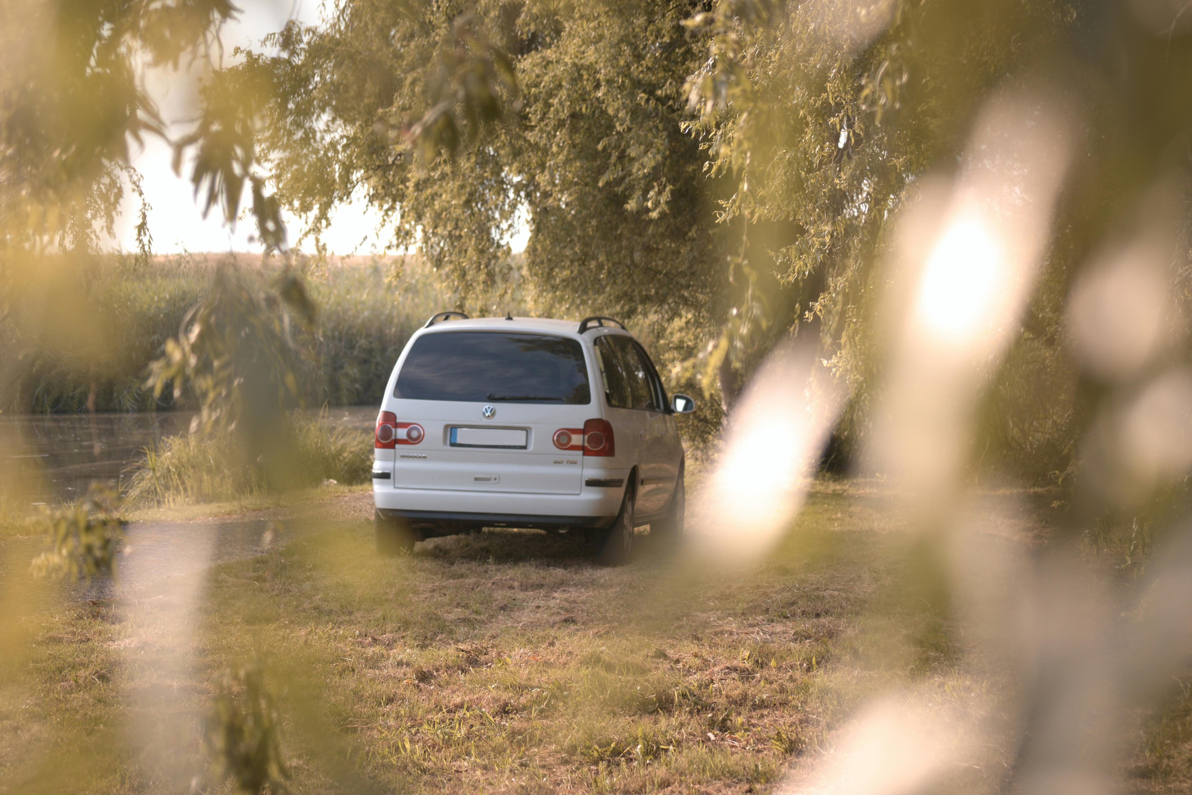 VW Sharan Kompaktvan steht in einer Landschaft