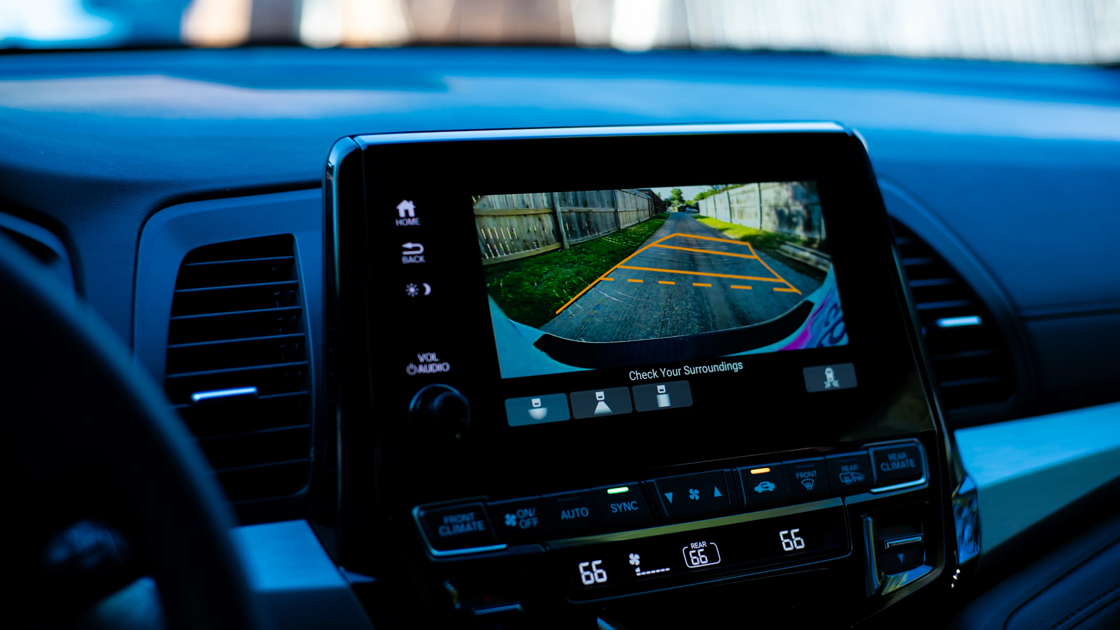 Rückfahrkamera wird im Fahrzeugdisplay angezeigt