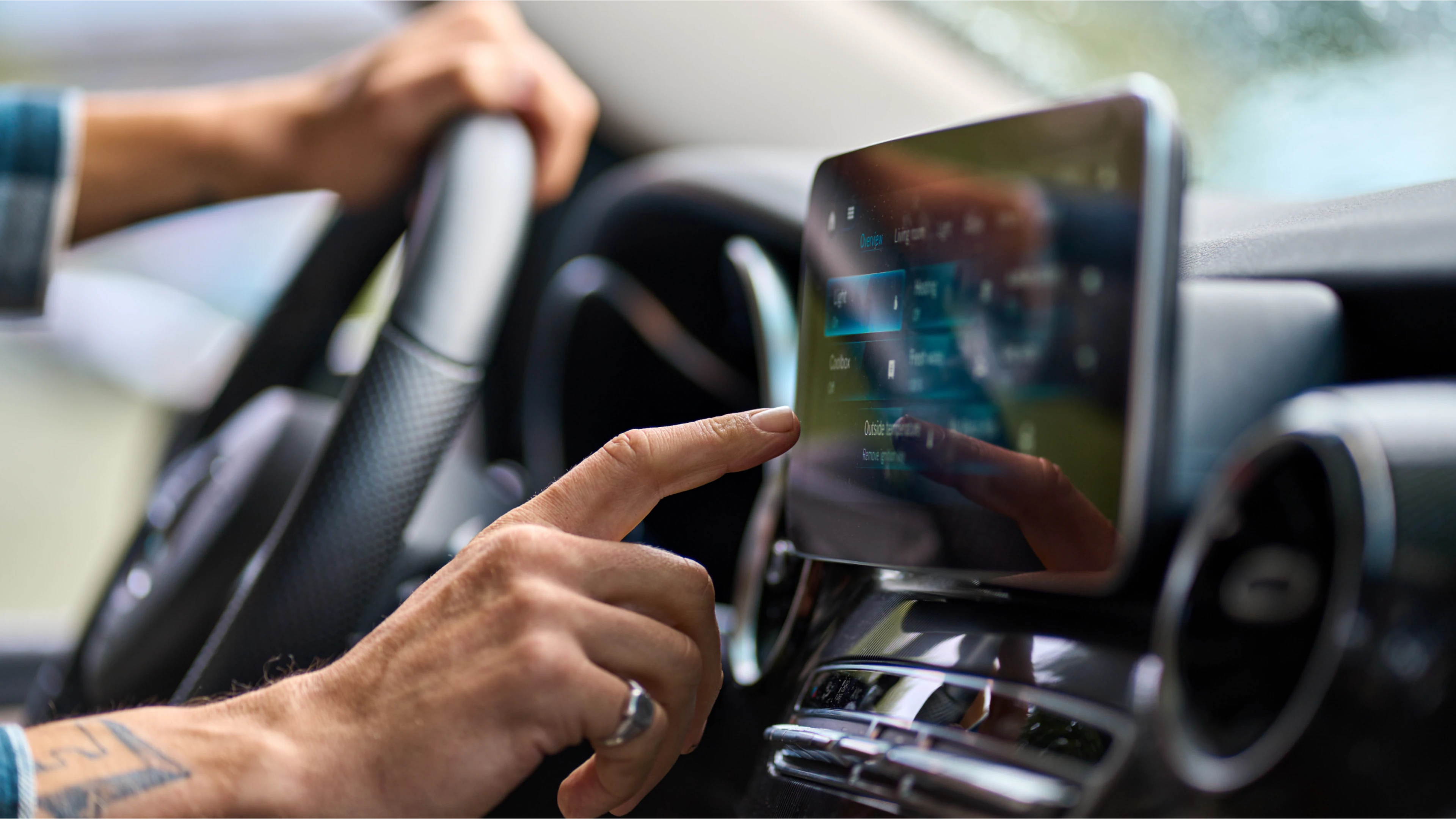 Fahrer bedient Touchscreen Display
