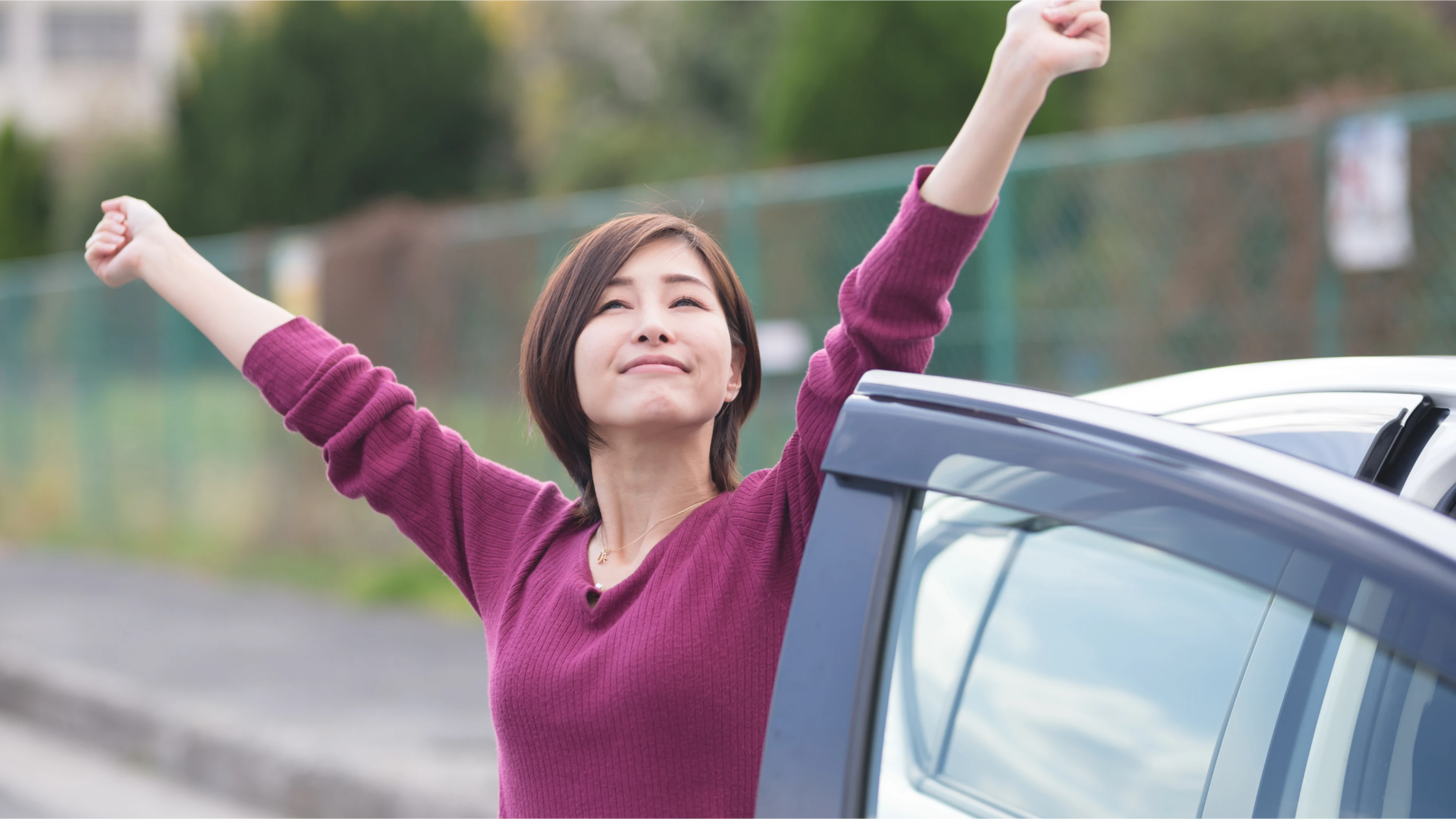 Frau streckt sich neben einem Auto
