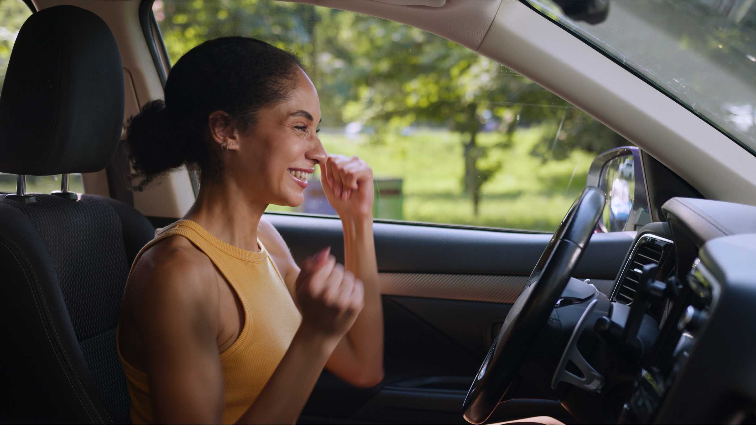 Eine Frau freut sich in ihrem Auto