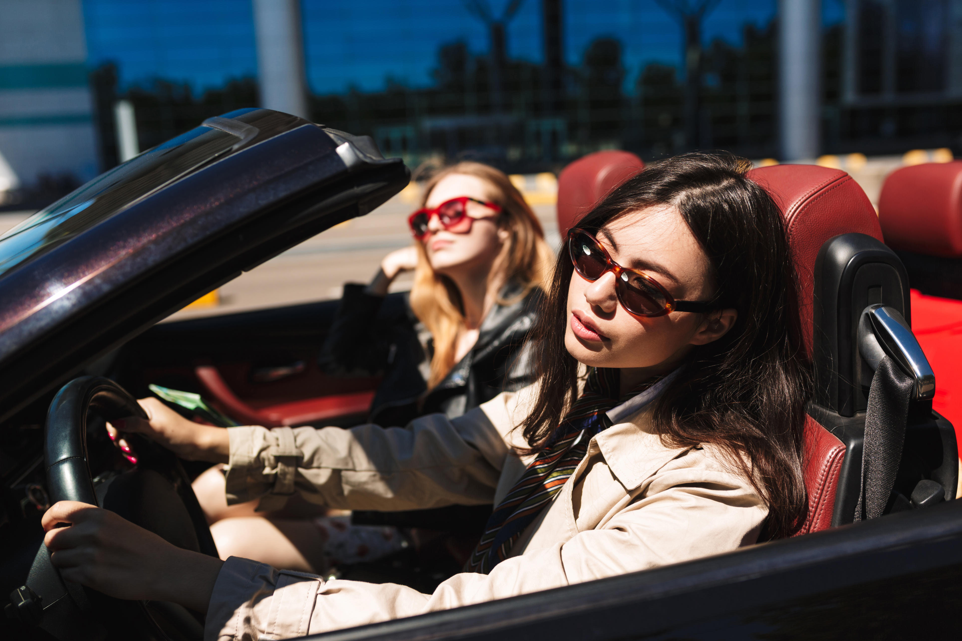 Zwei Frauen sitzen im Cabrio