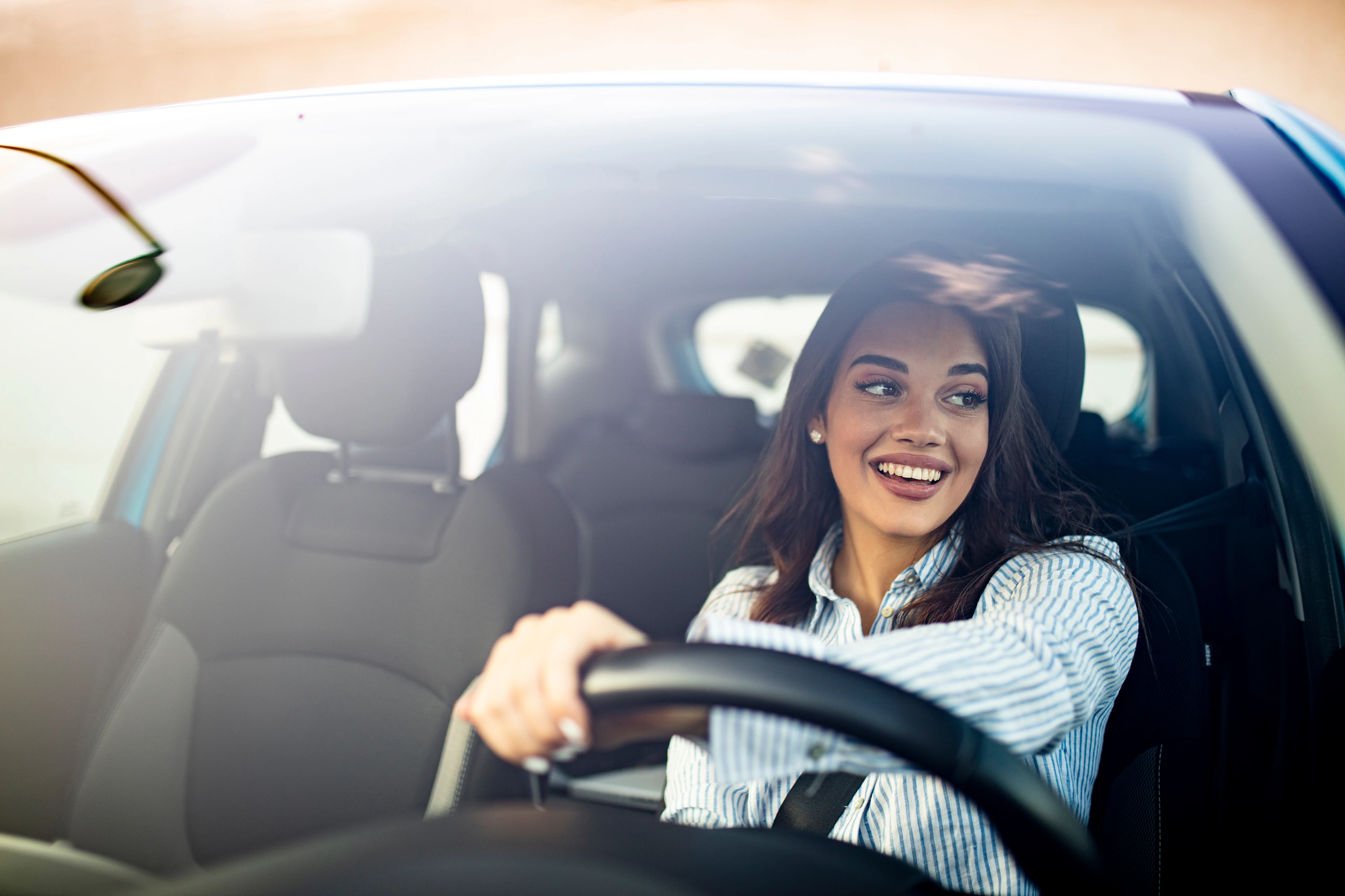 Glückliche Frau fährt ein Auto