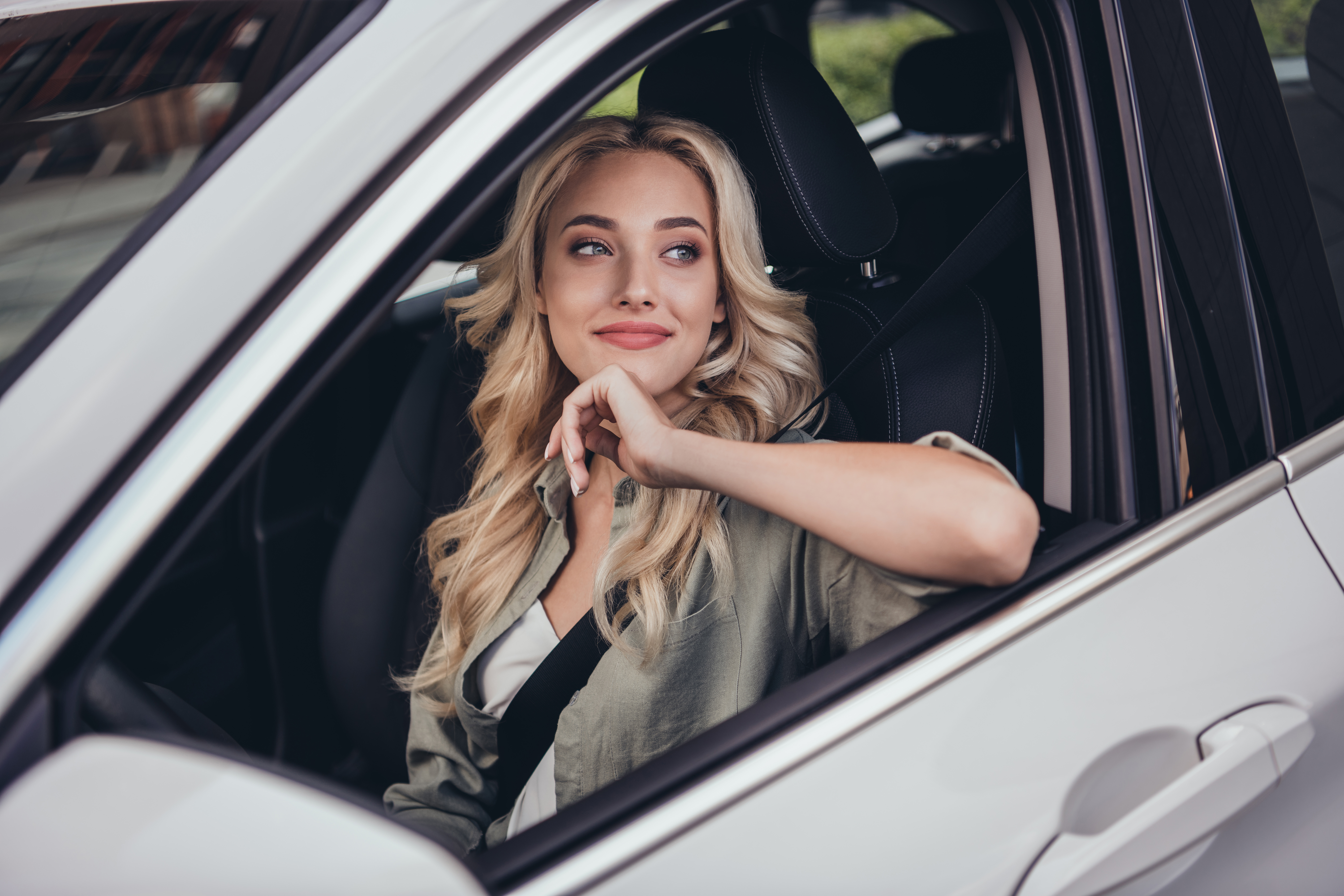Frau sitzt in einem weißen Auto