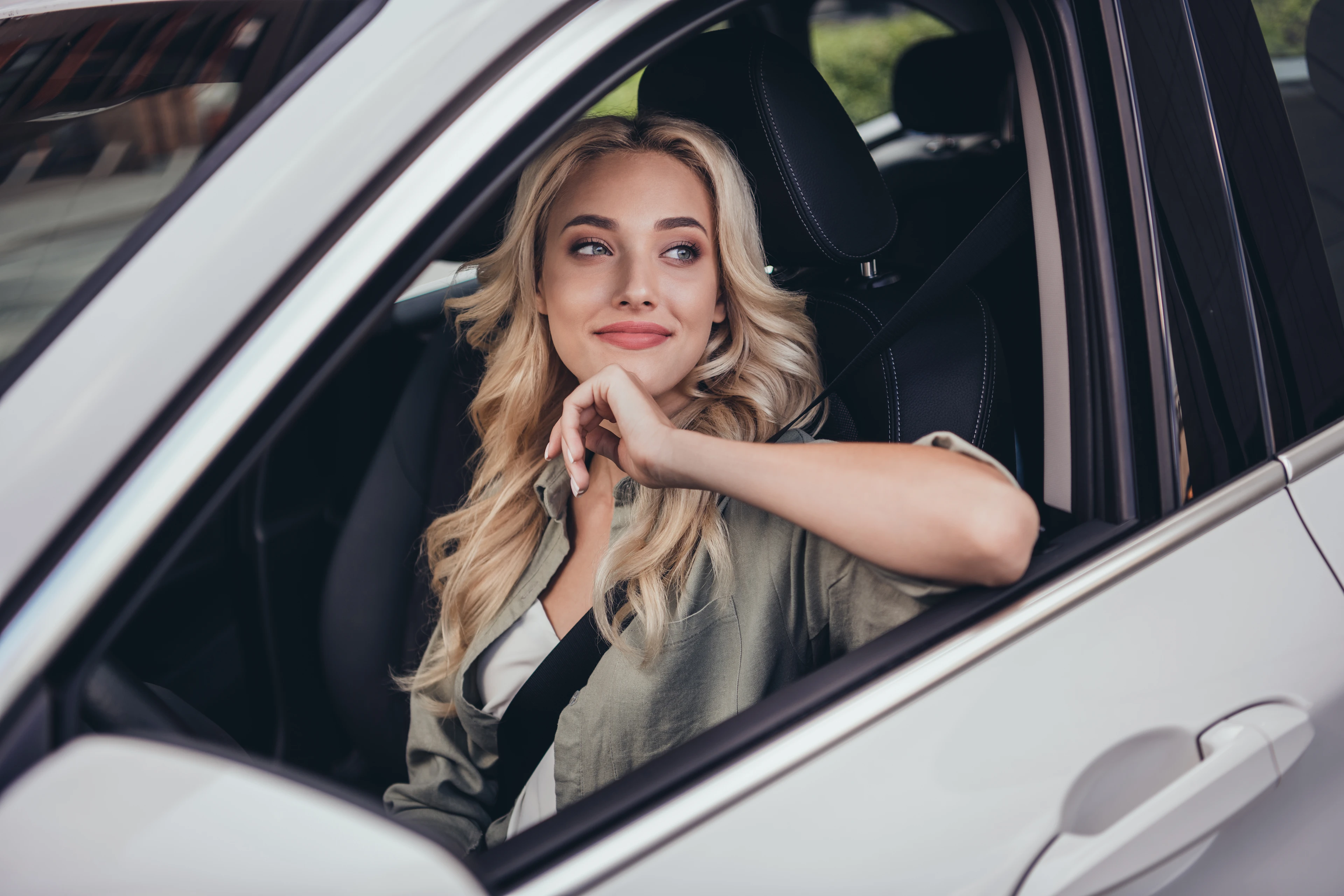 Frau sitzt in einem weißen Auto