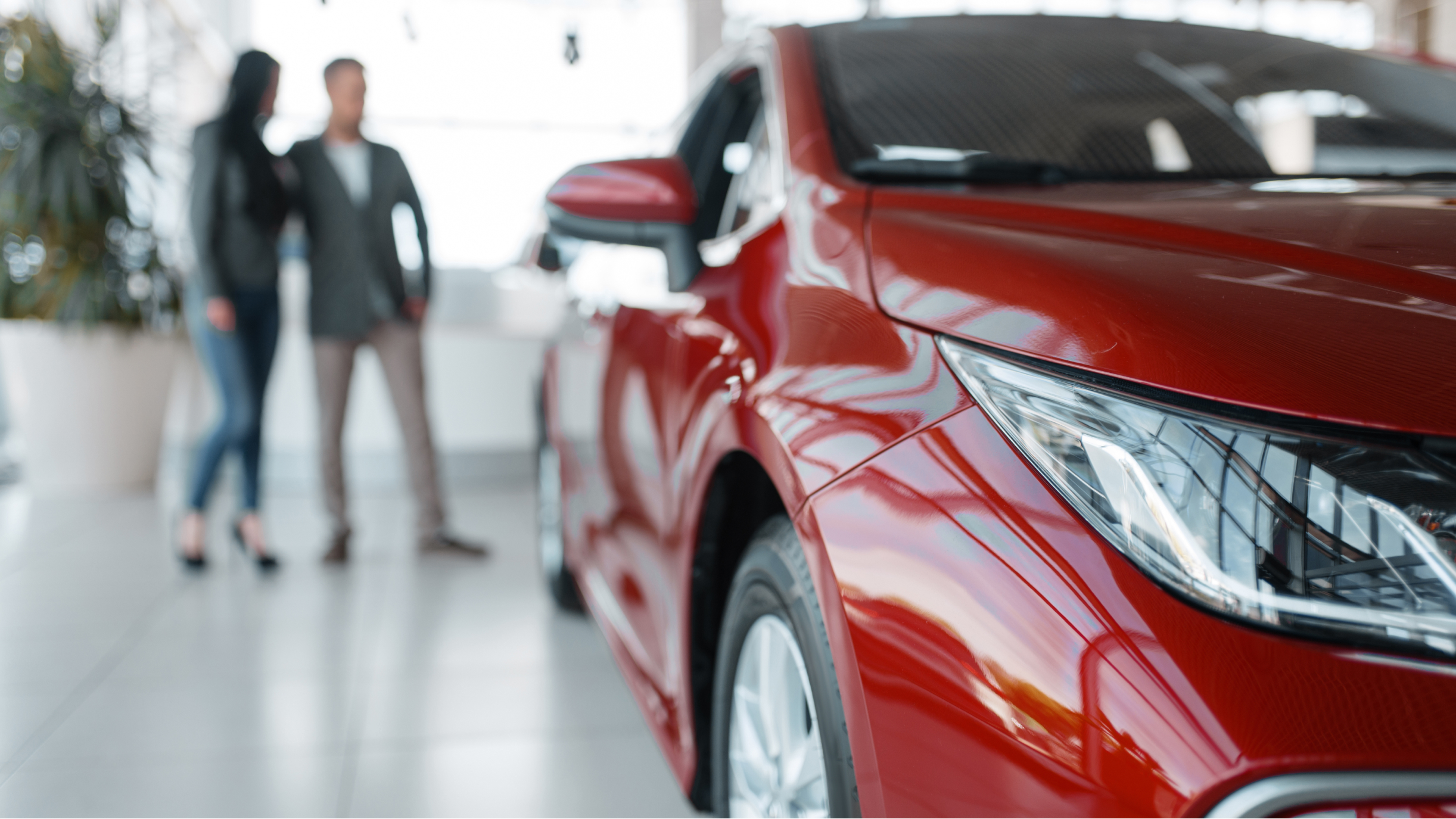 Rotes Auto im Autohaus