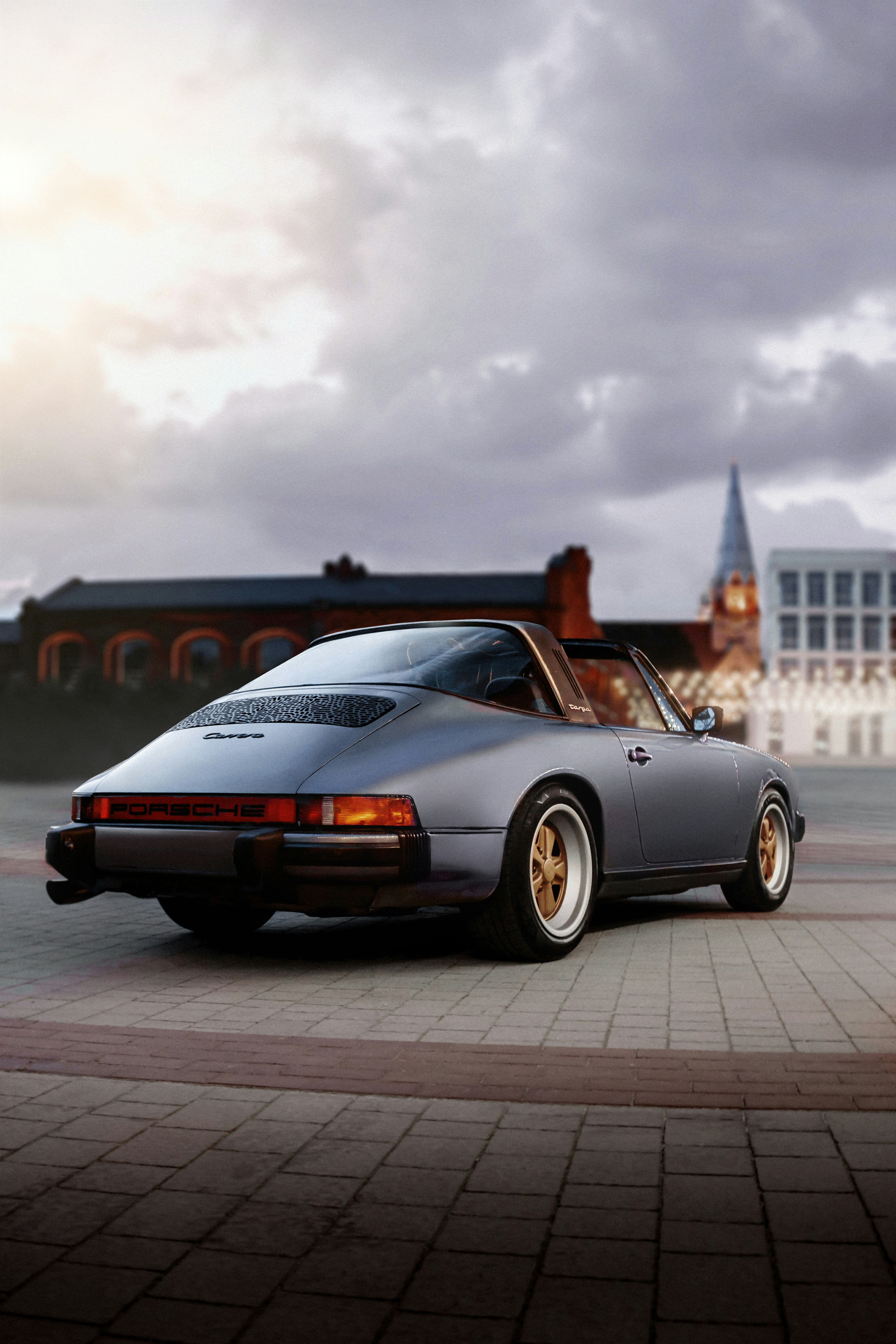 Grauer Porsche Targa