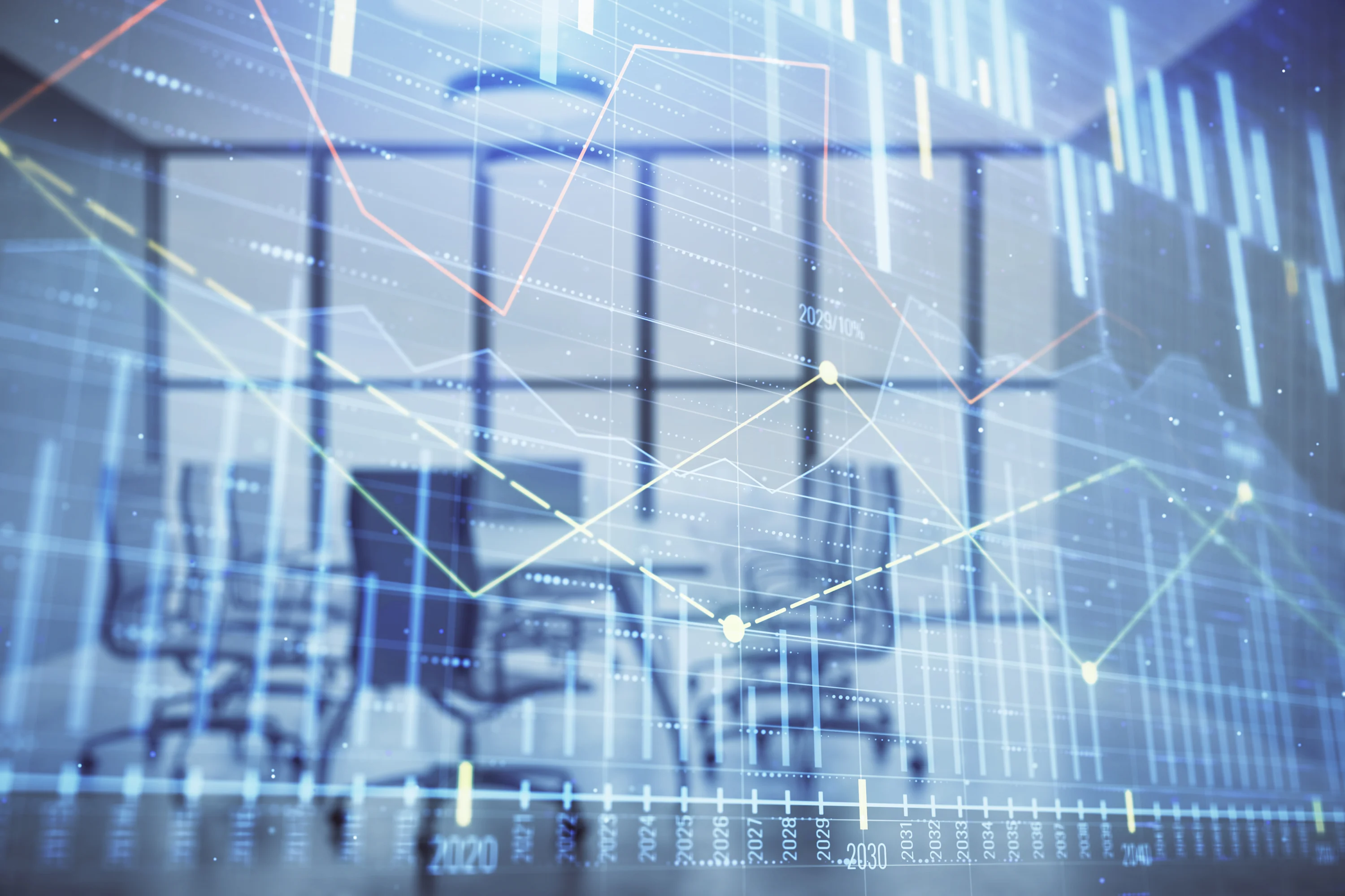 Anforderungsprofil Hold Estate Foto: Mensch und Hochhaus mit fallenden und steigenden Graphen