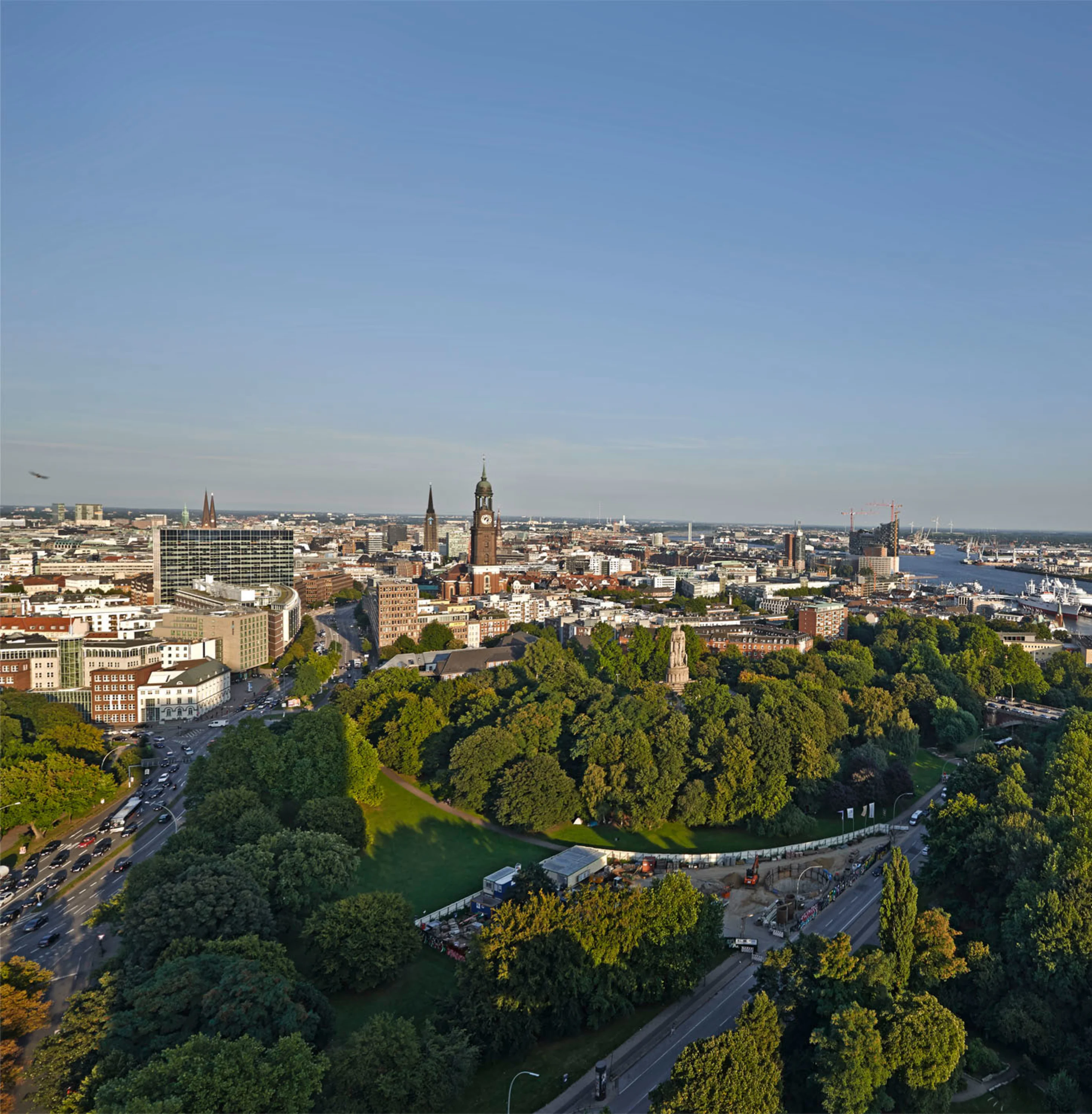Foto: Blick von den Tanzenden Tuermen auf Hamburg, den Michel und die Elbphilharmonie