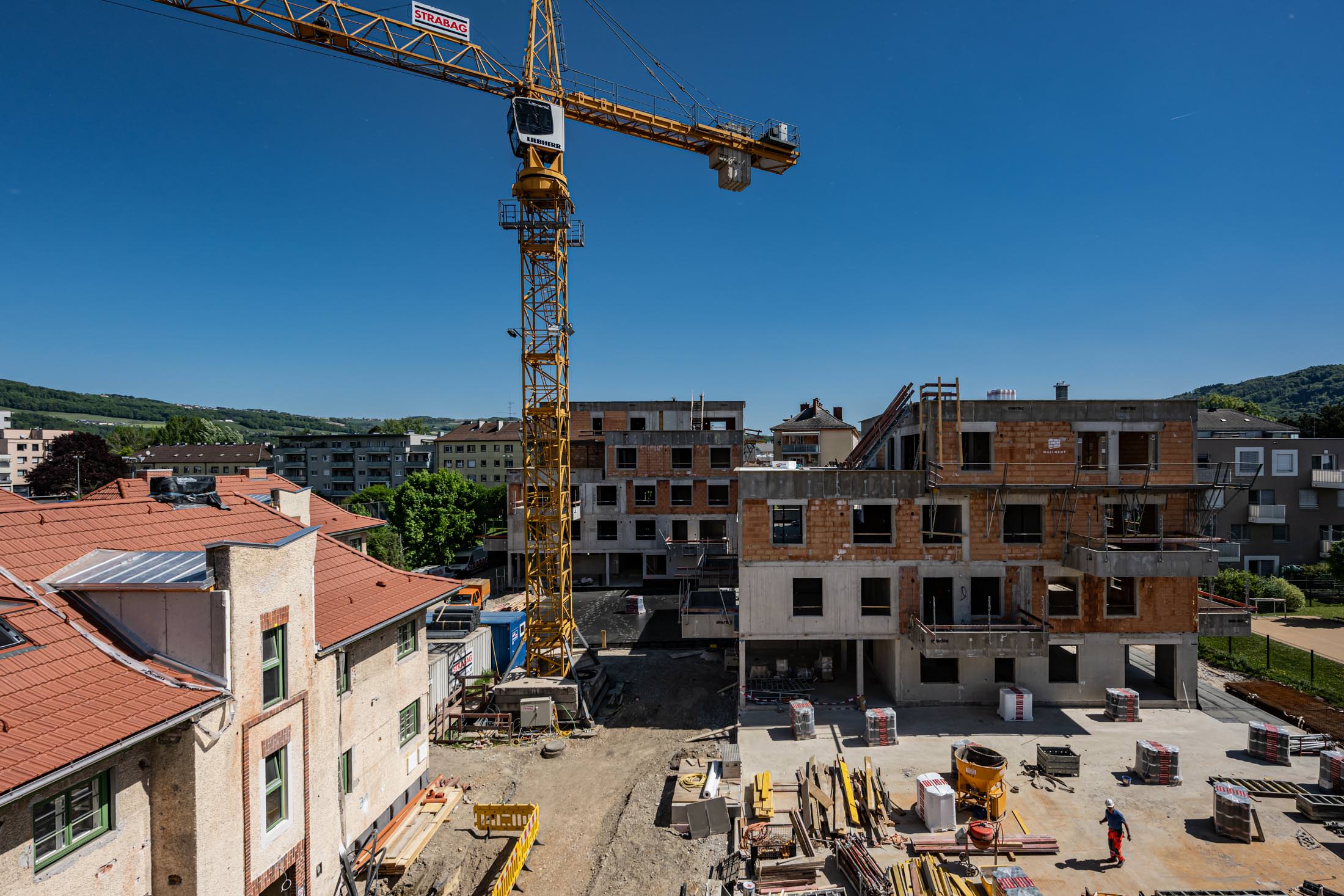 Foto: Kranarbeiten auf der Baustelle trees in Linz