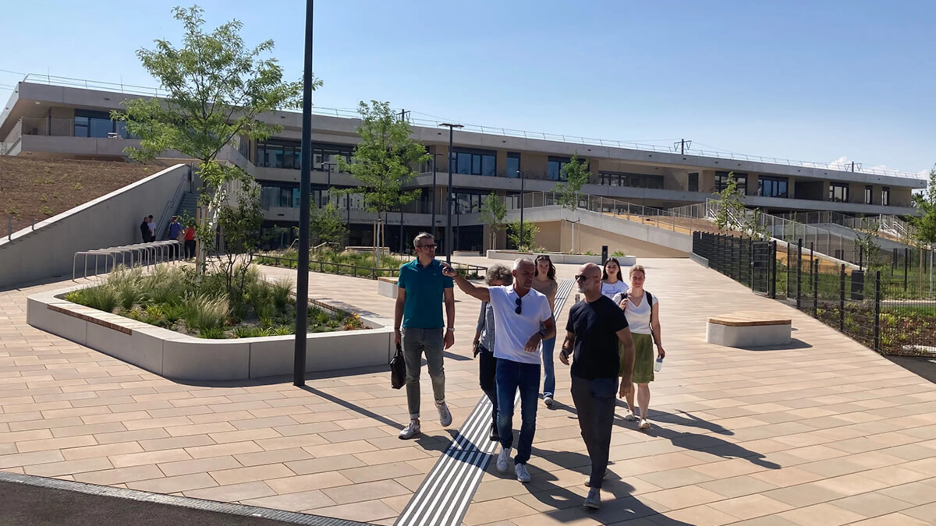 Bildungscampus Heidemarie Lex-Nalis Aussenansicht Foto: Bildungscampus Heidemarie Lex-Nalis Gruppenfoto bei der Besichtigung