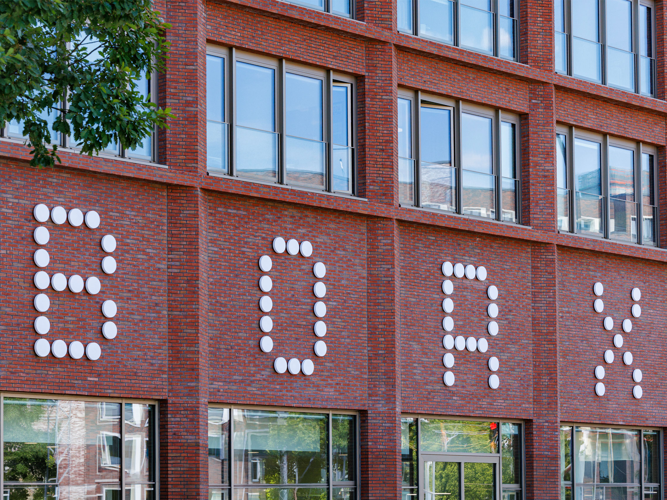 Image: red office building, the Borx in Hamburg, directly at the Berliner Tor.