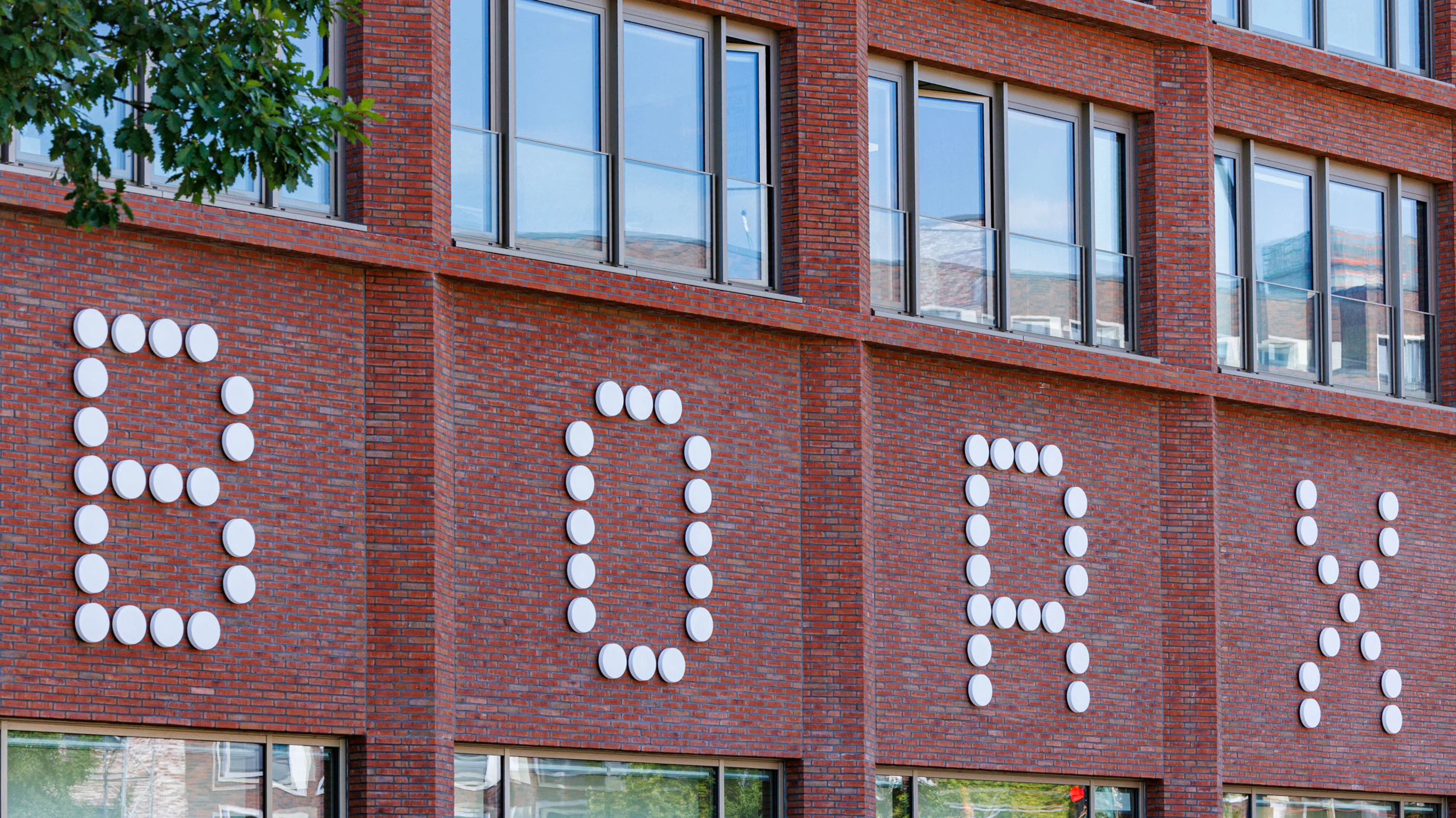 Image: red office building, the Borx in Hamburg, directly at the Berliner Tor.