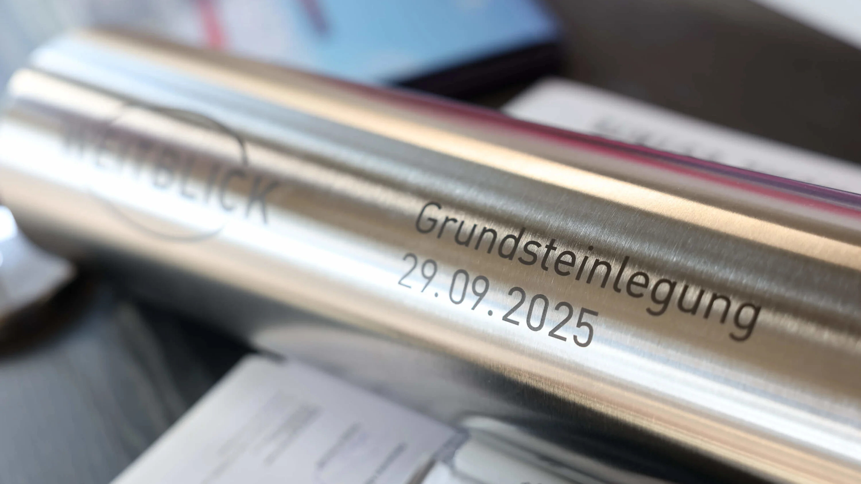 Weitblick Grundsteinlegung Zeitkapsel Bild: Die Zeitkapsel wird beim Projekt Weitblick vergraben.