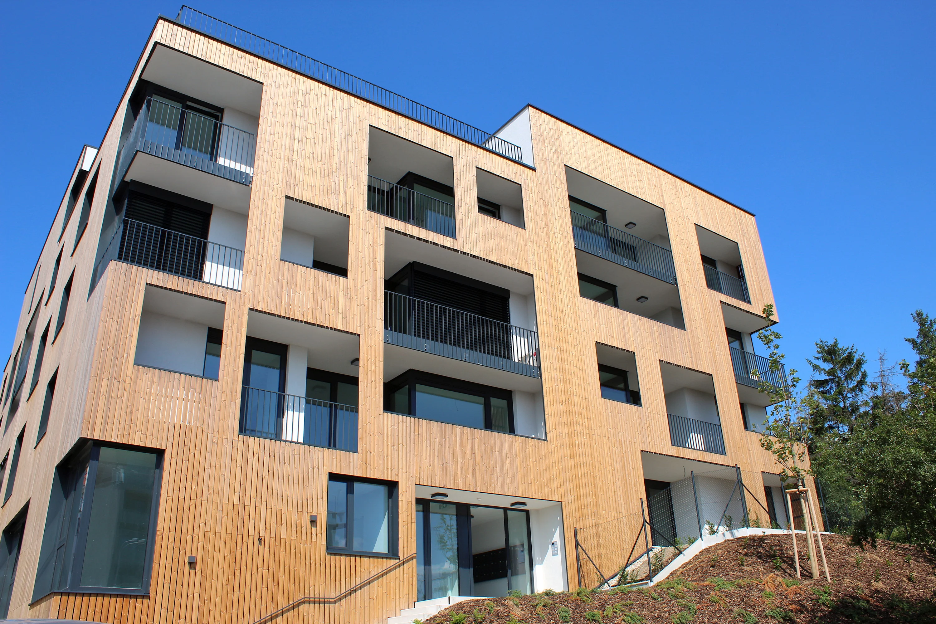 Fotografia: Drevená fasáda obytnej budovy so zadným vetraním.