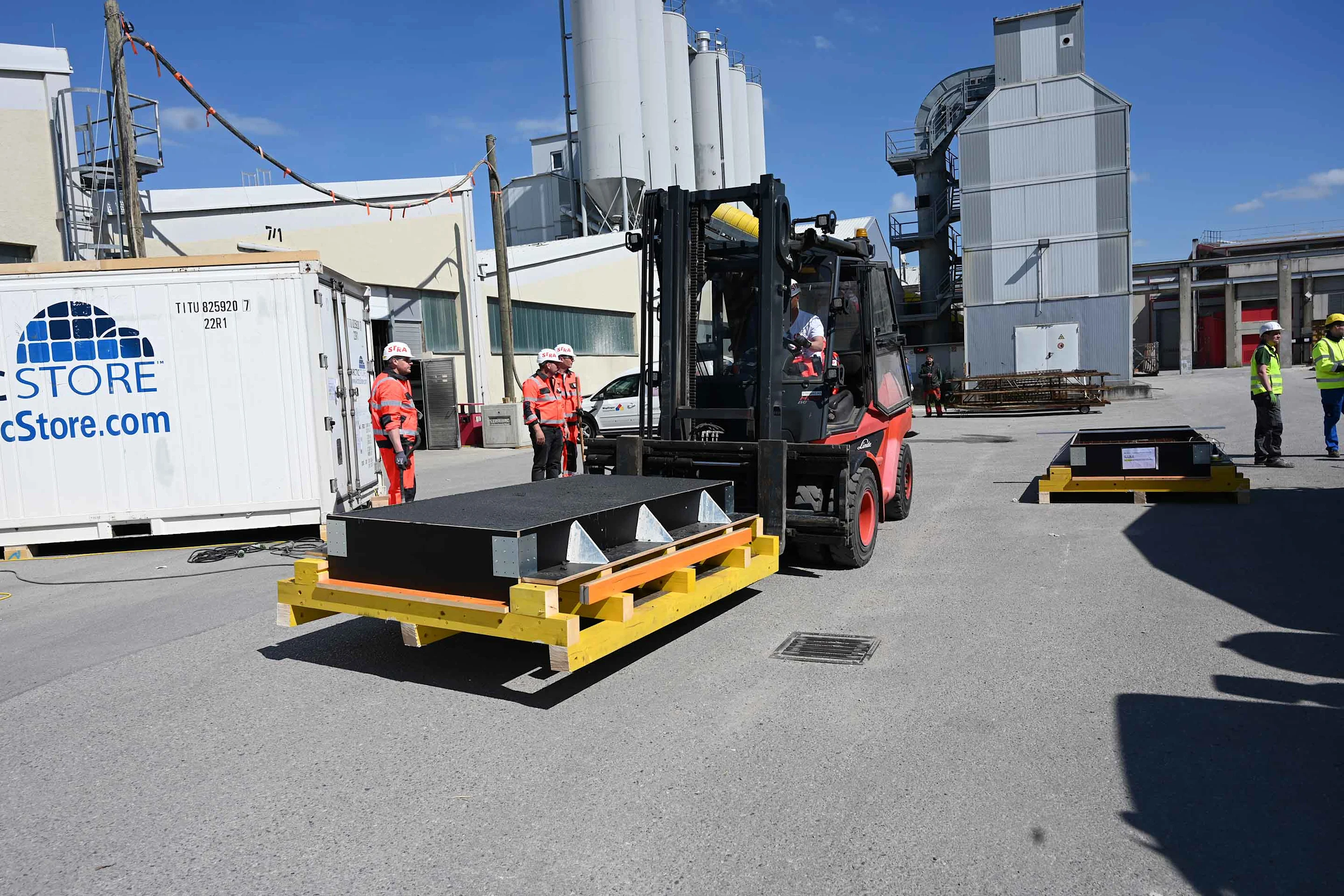 RCC Beton Foto: Fertigabgemischter Beton wird transportiert