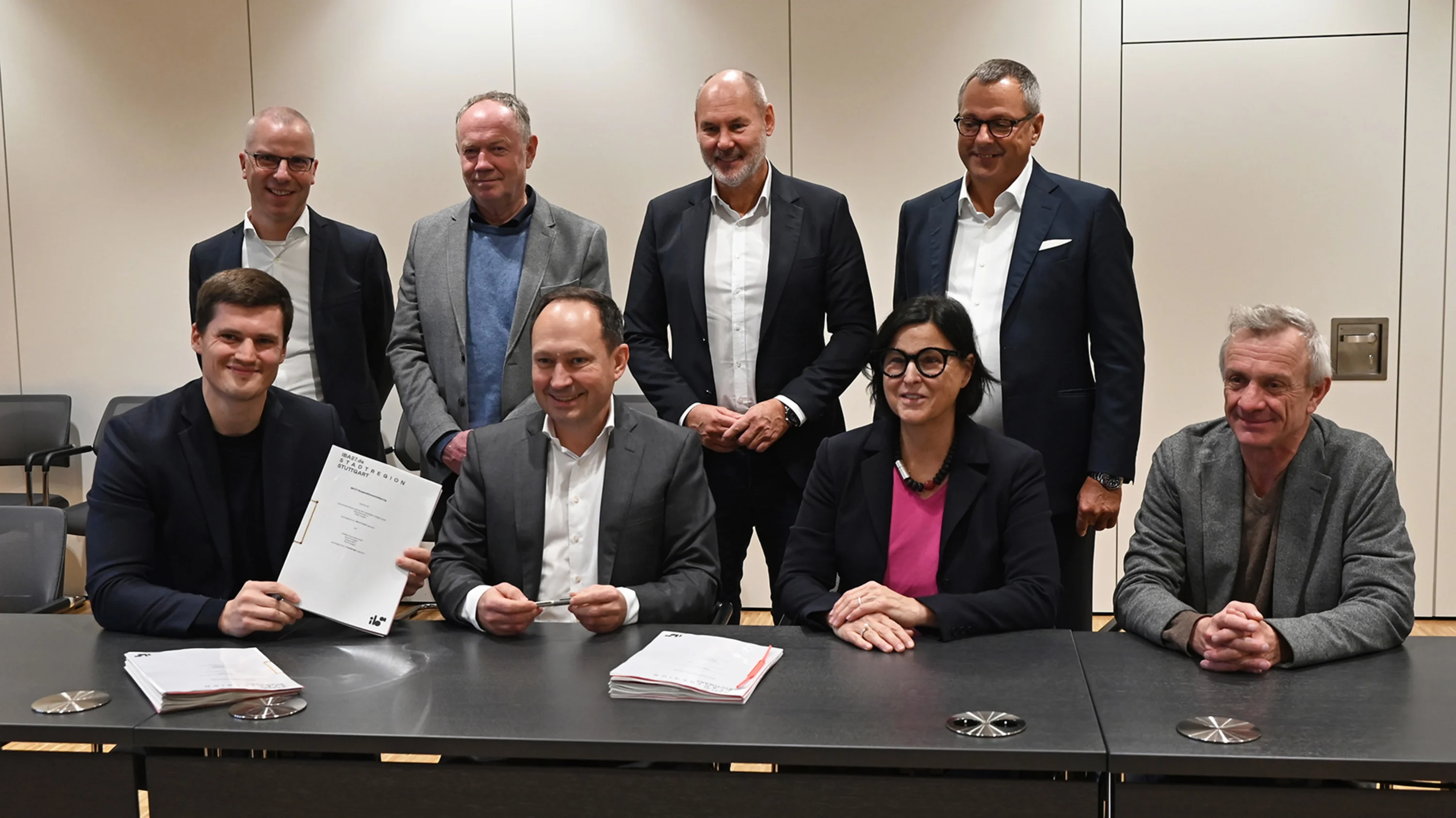 Gruppenfoto Leonberg Unterzeichnung acht Unterzeichner des Vertrages für das Postareal Leonberg in Stuttgart