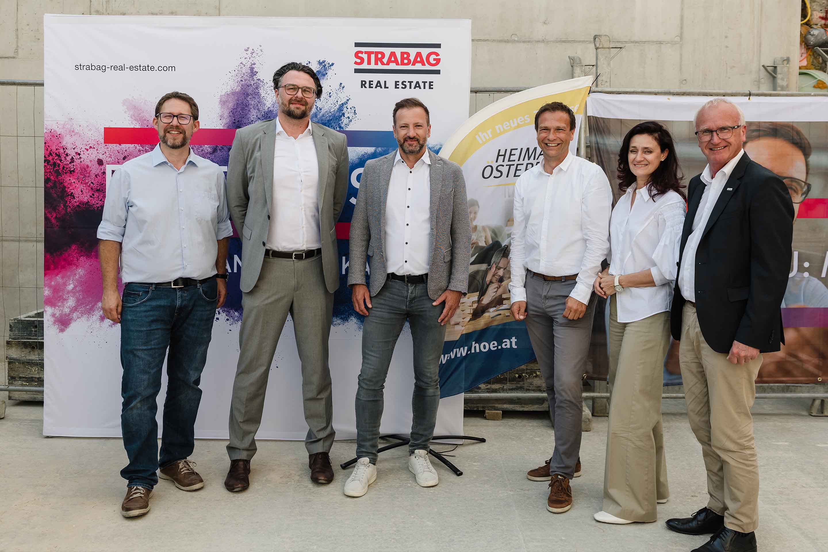 Foto: Gruppenfoto bei der Dachgleiche von Mein Statz