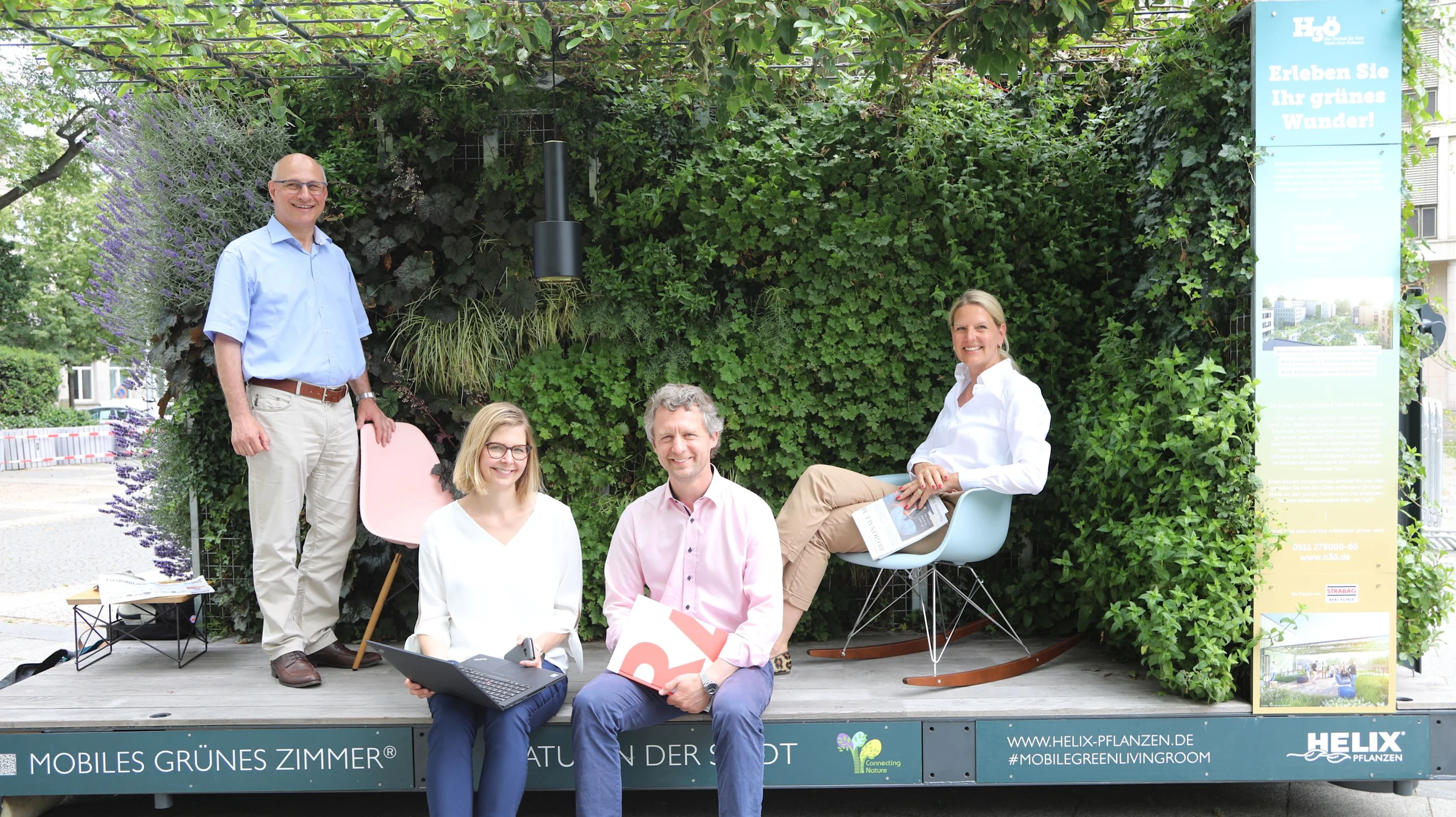 Das H3Ö-Projektteam im "Grünen Zimmer" (v.r.n.l.: Projektmanager Peter Hanel, Bereichsleiter Detlev Neuhaus, Projektleiterin Anke Dierking, Assistentin Susanne Hennecke. Die Möblierung stellte pro office Hannover zur Verfügung).