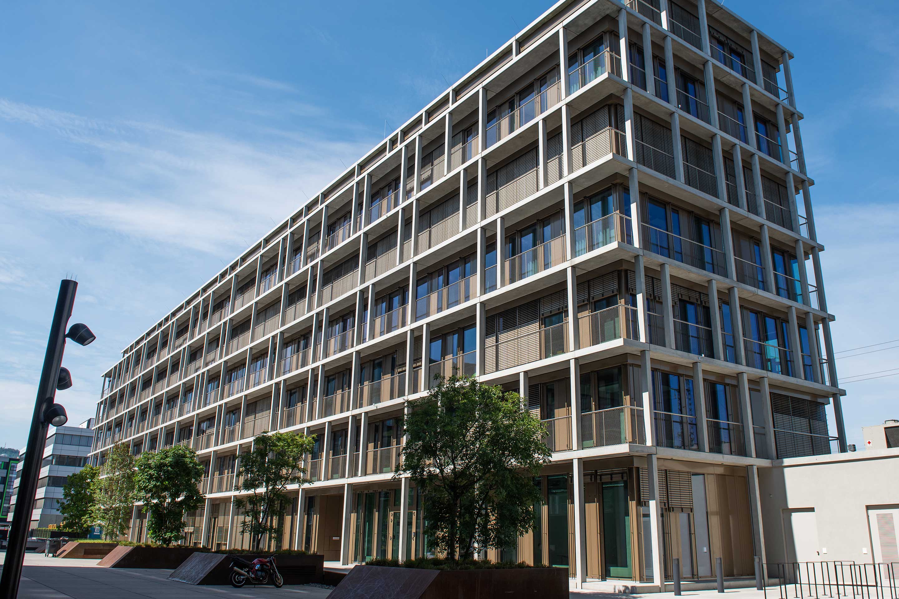 Verwaltungsgebäude mit offenen Etagengängen und Holzelementen