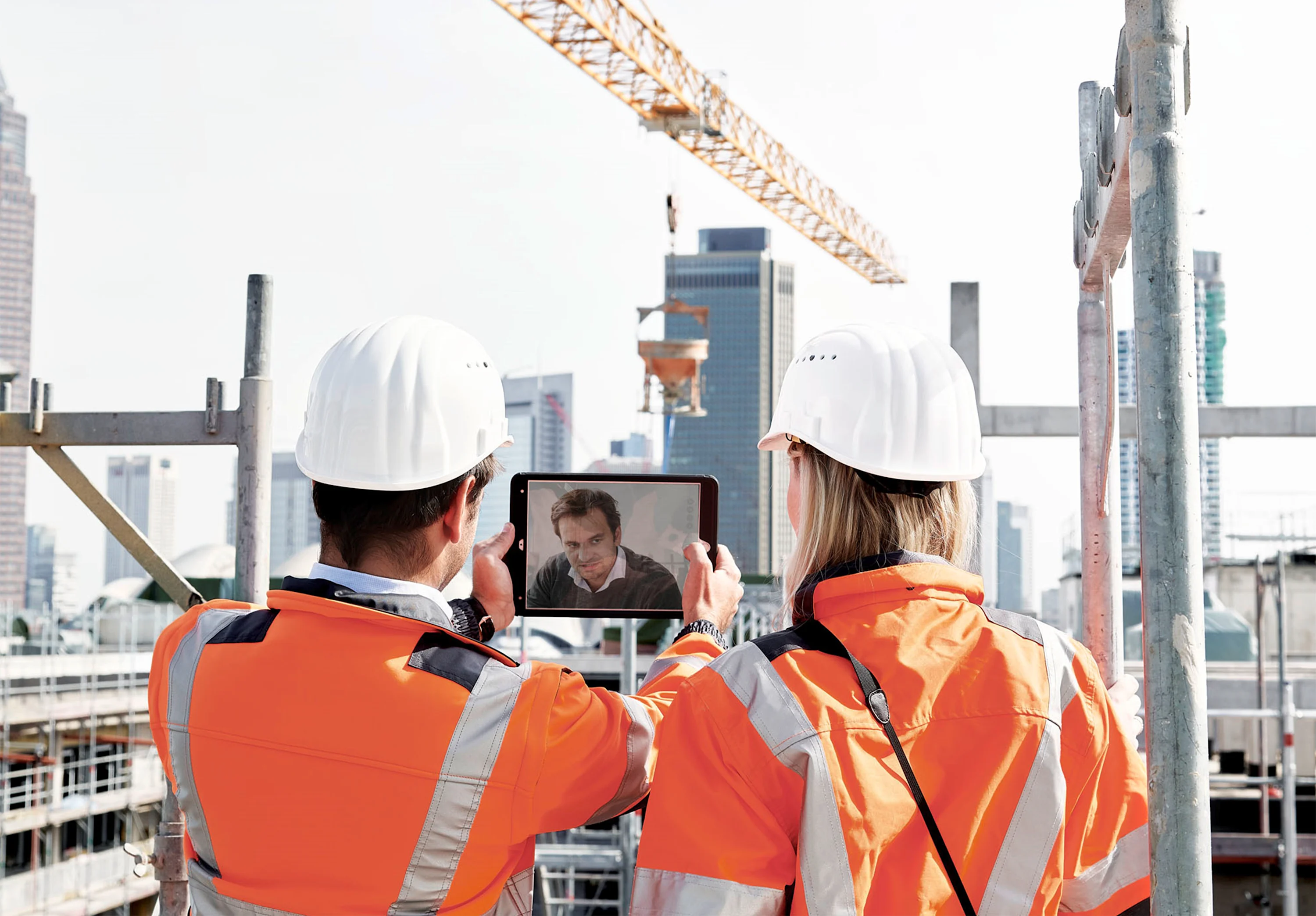 Unternehmen: Der Konzern - Foto 2 Bild: 2 STRABAG Mitarbeiter auf einer Baustelle mit iPad