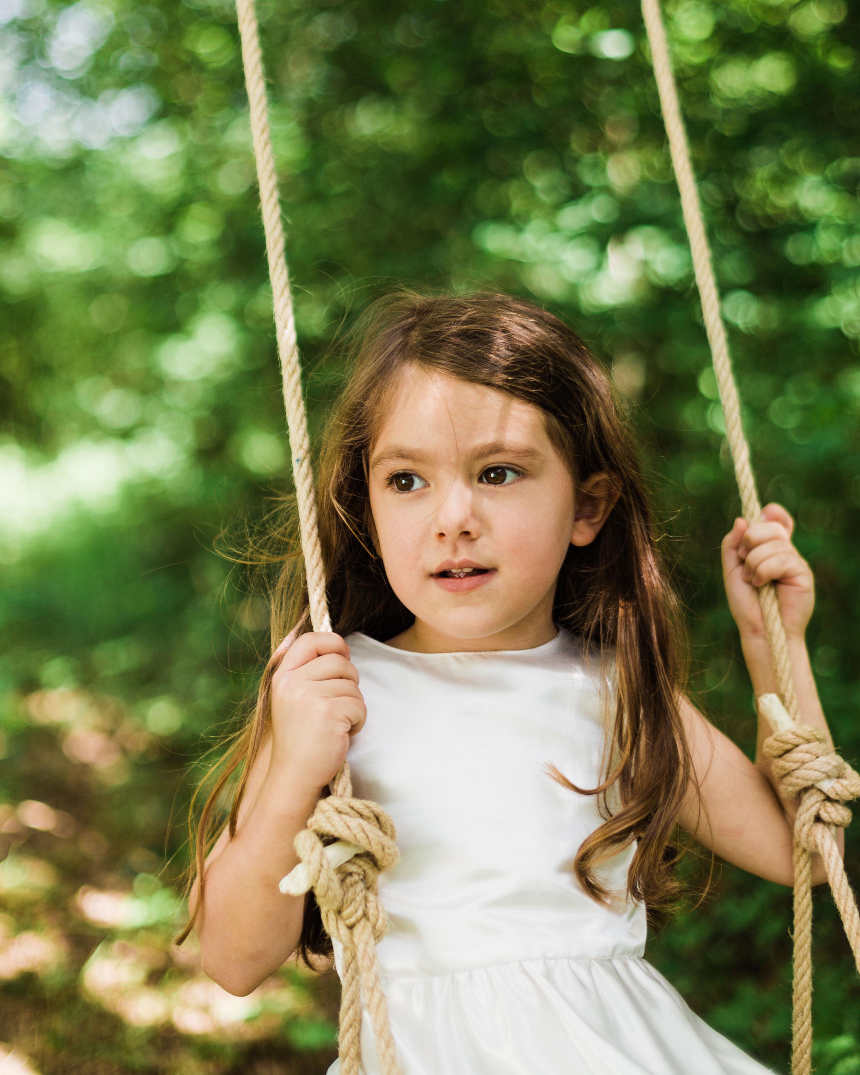 Bild: Maedchen schaukelt im Park