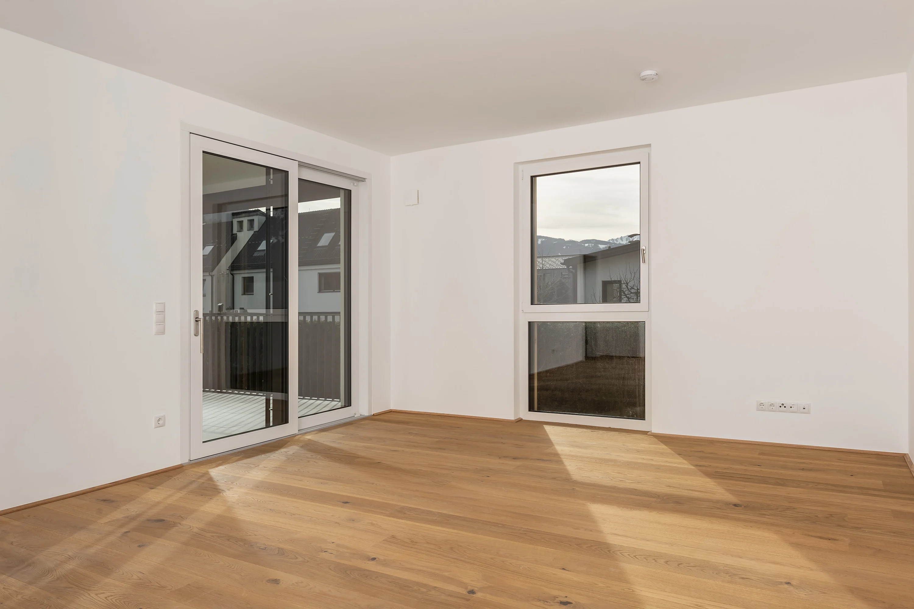 Foto: Modernes Wohn-Esszimmer mit Weitblick in die Berge im Igls