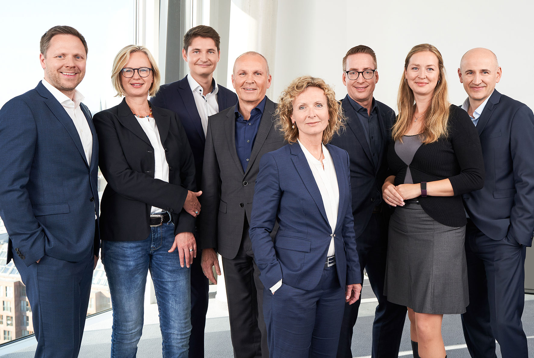 Foto: Das ganze Team von STRABAG Real Estate lächelt in die Kamera
