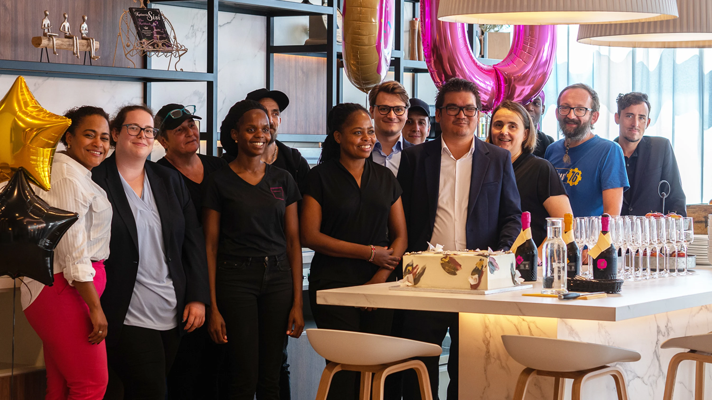 Hotel Moxy feiert erste Gäste Foto: Die Mitarbeiter:innen feiern die ersten Hotelgäste im Hotel Moxy