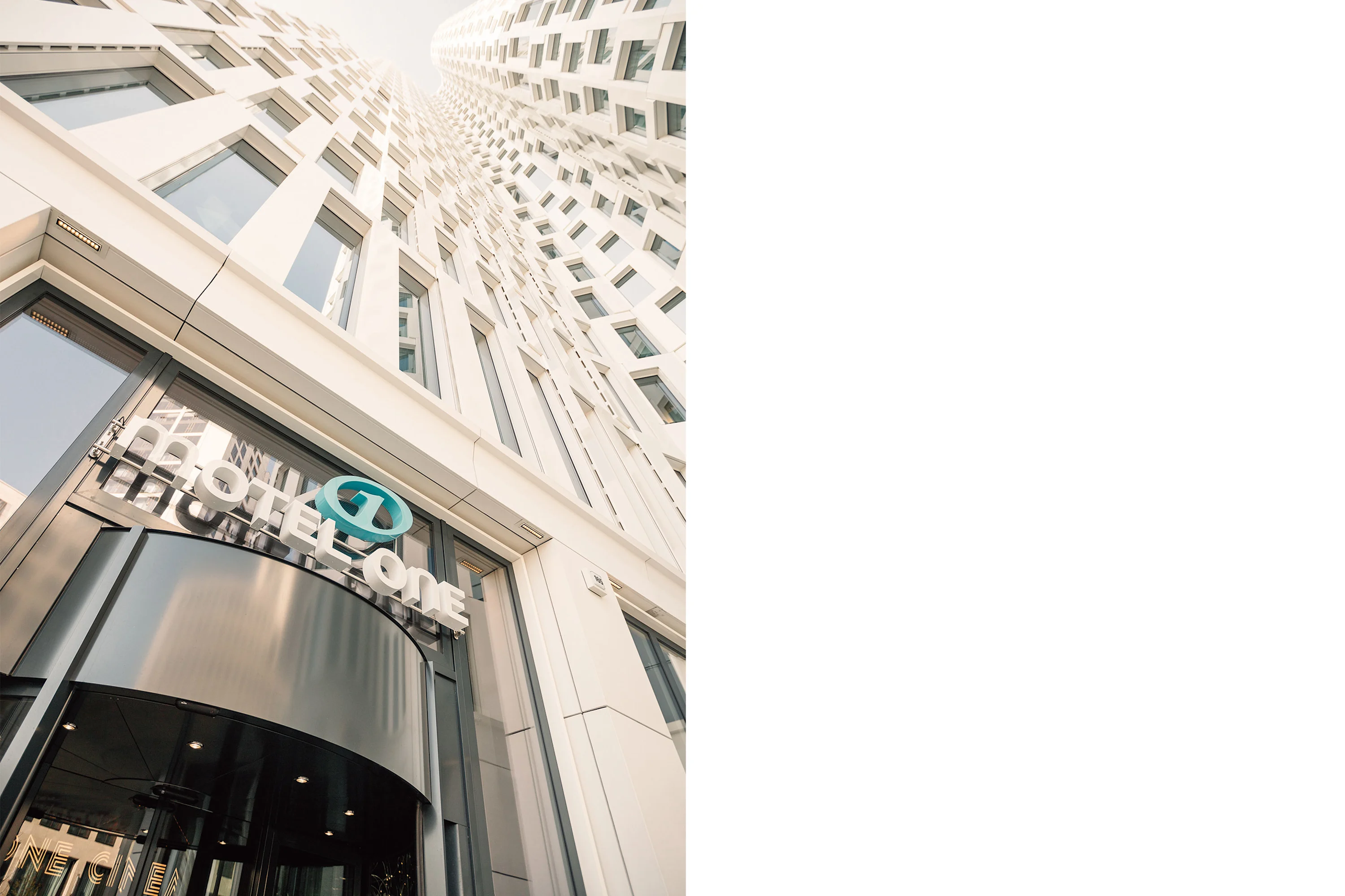 Foto: ansprechender Eingang des Motel One Hotel im Upper West
