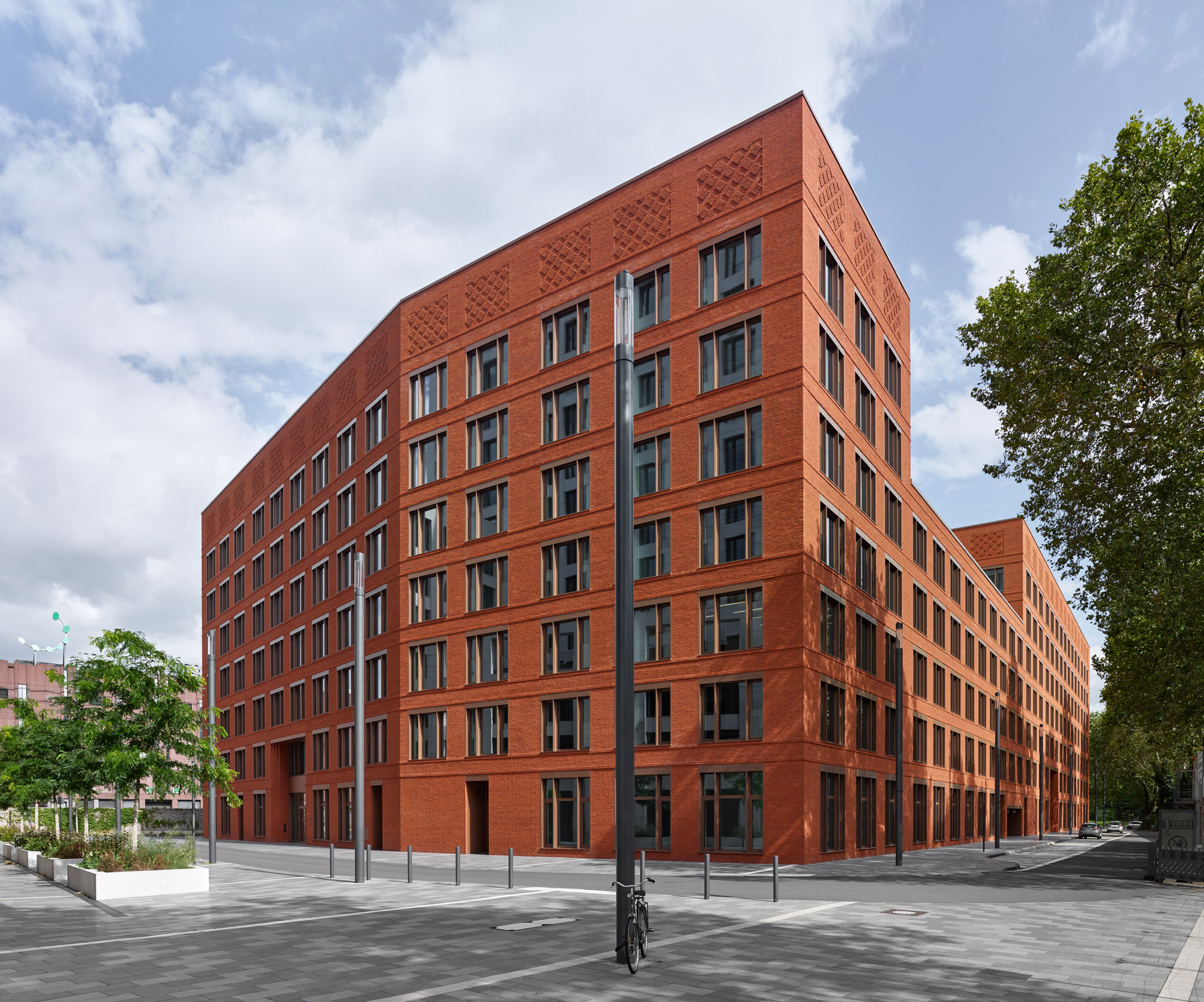 Bild: Gebäude ROSSIO mit seiner roten Fassade in der MesseCity Köln