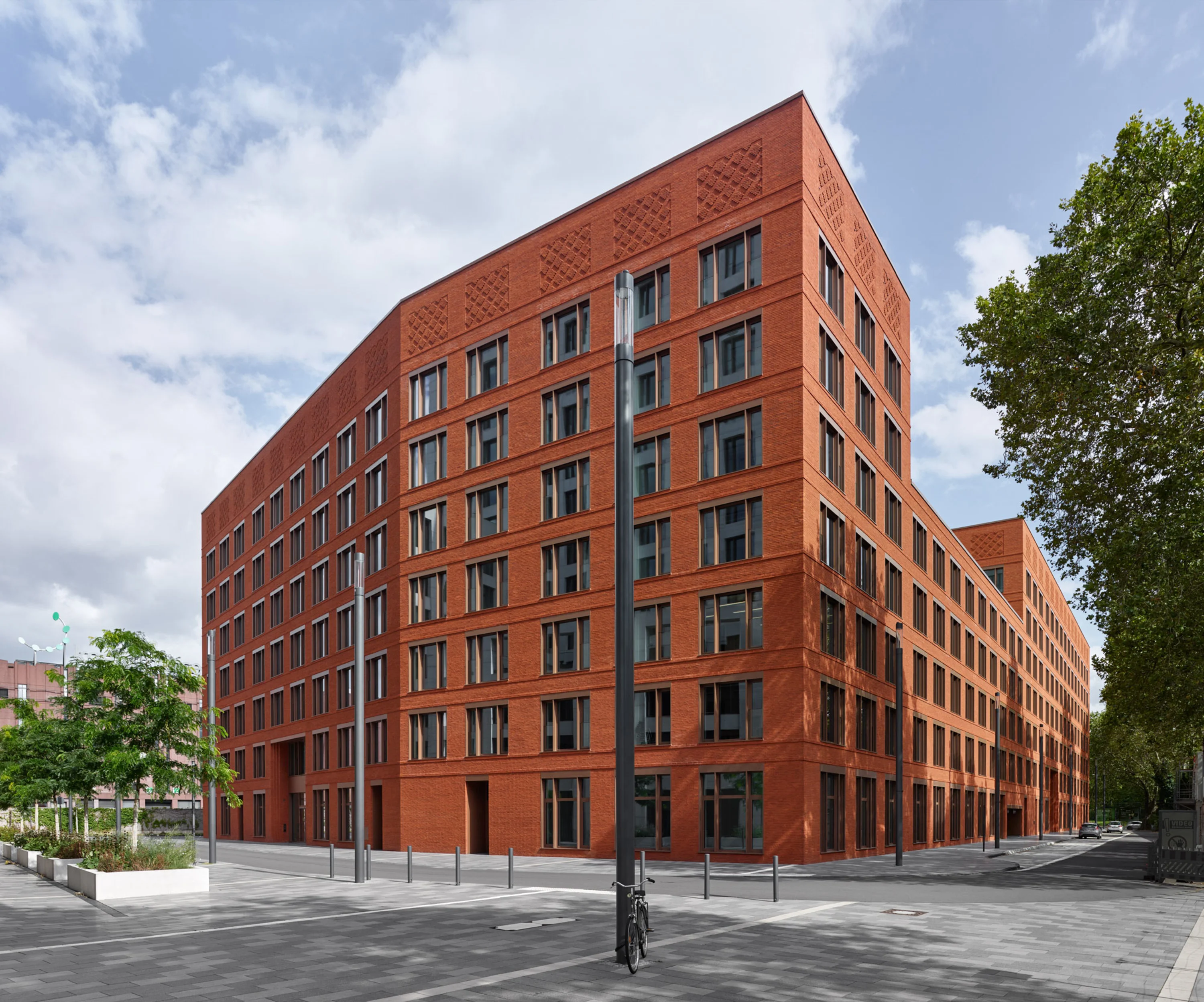 Bild: Gebäude ROSSIO mit seiner roten Ziegelfassade in der MesseCity Köln
