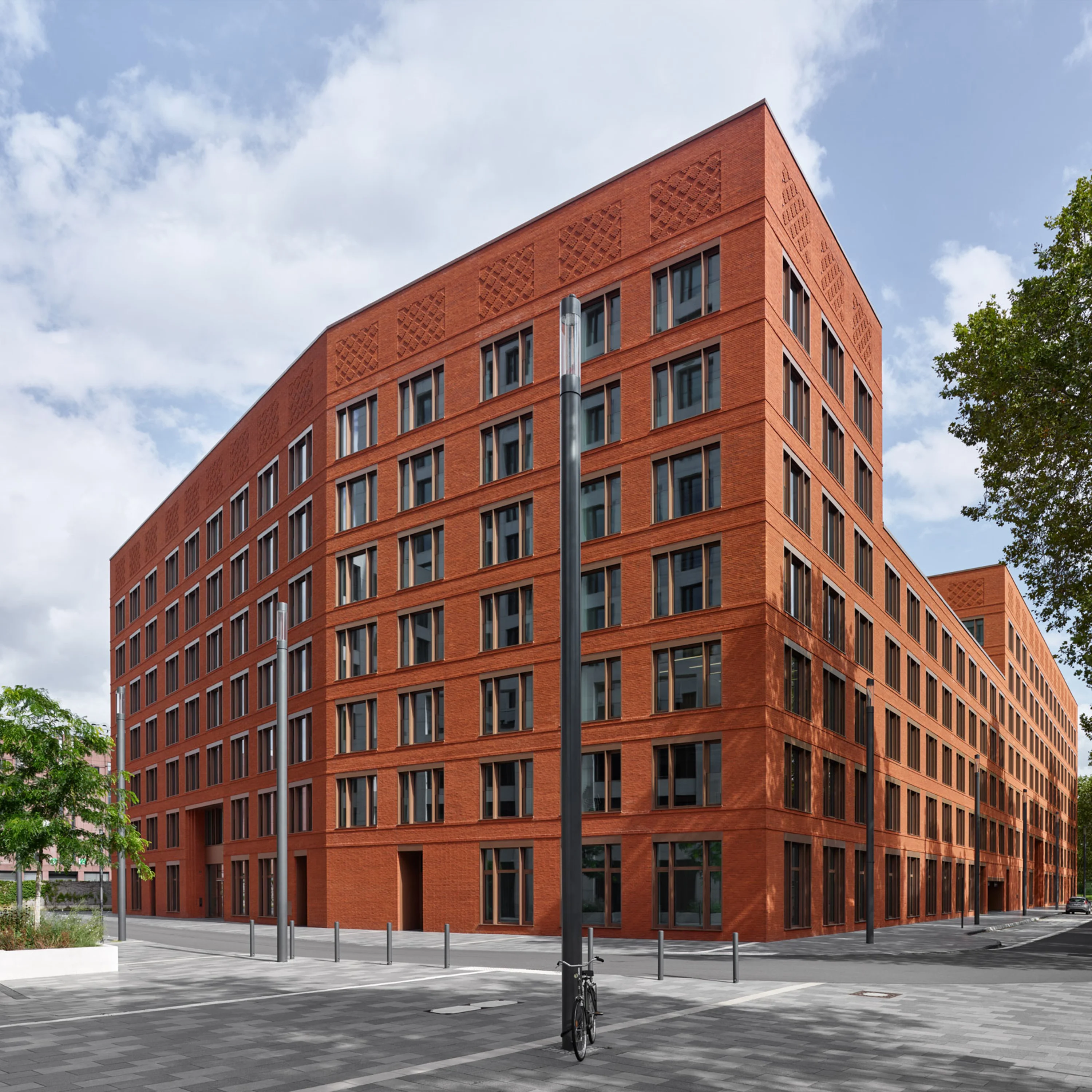 Bild: Gebäude ROSSIO mit seiner roten Fassade in der MesseCity Köln
