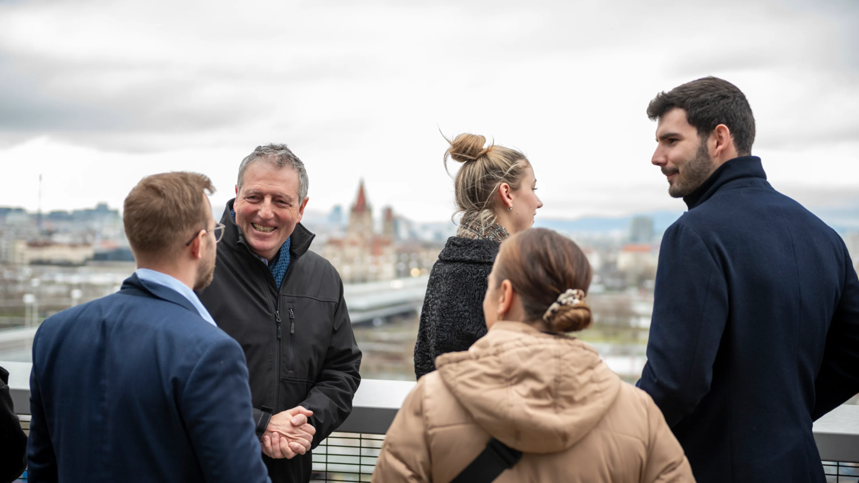 Studierende erkunden Baustelle der DC Waterline_1 Foto: Studierende auf SRE Terrasse